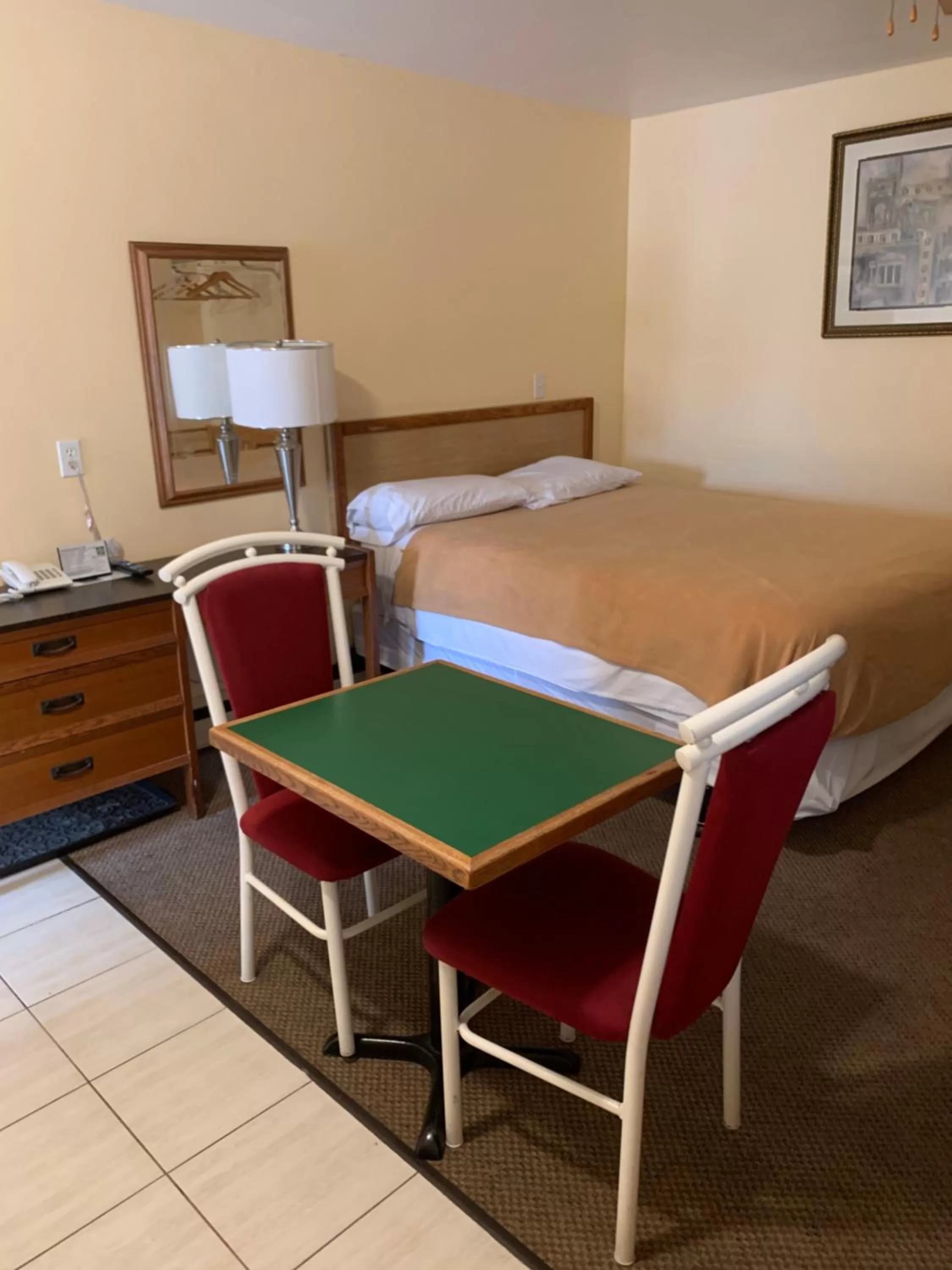 Bedroom, Bed in Sunparlor Motel