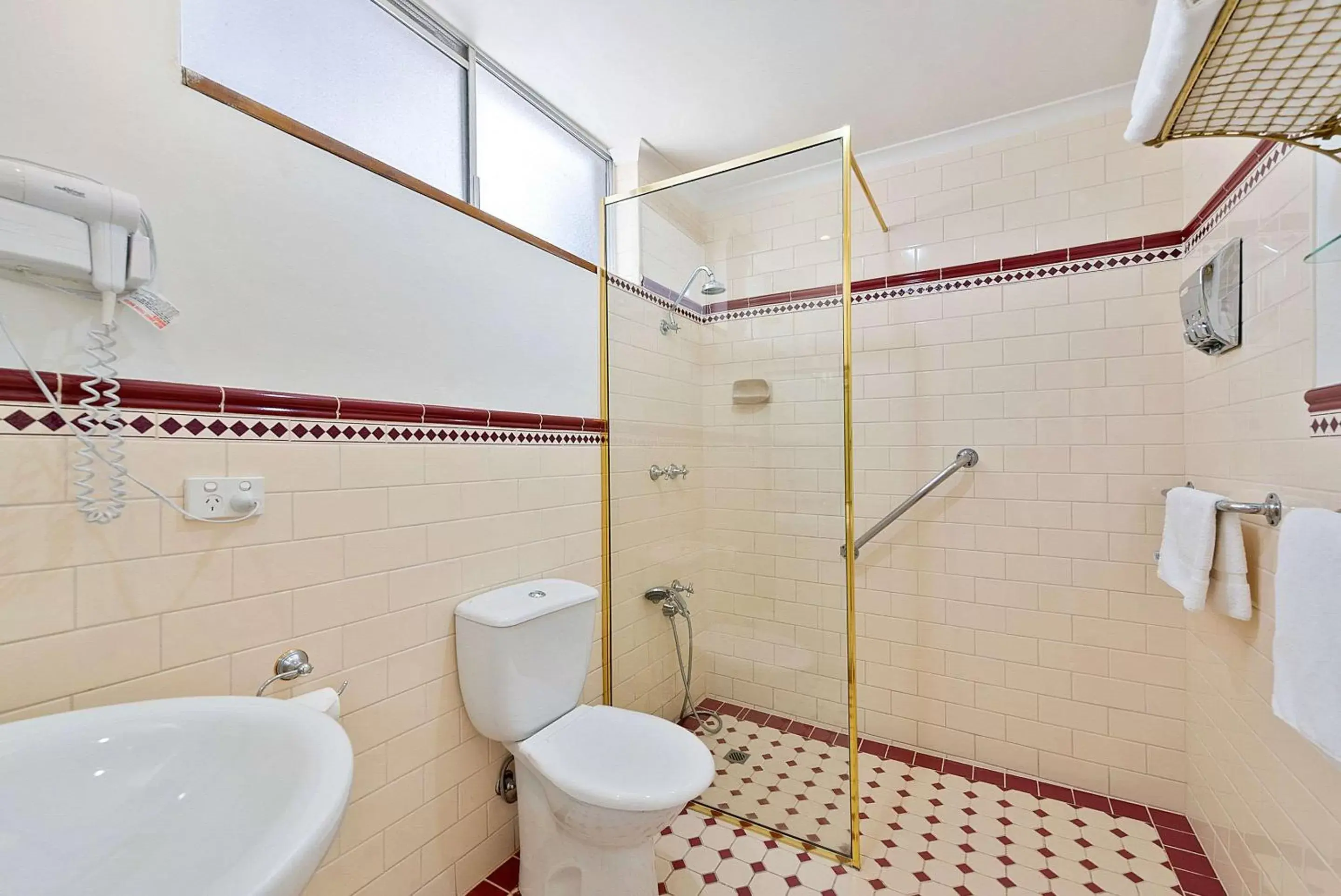 Bathroom in Quality Hotel Colonial Launceston