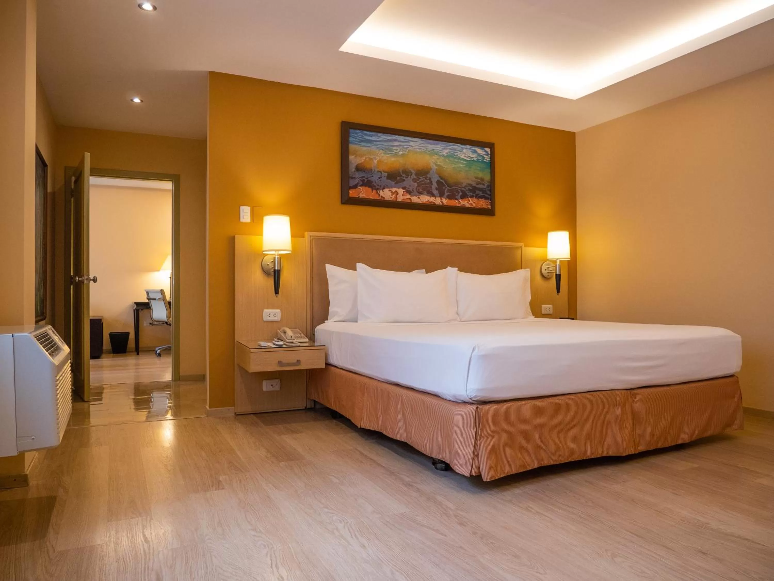 Bedroom, Bed in Grand Hotel Guayaquil, an Ascend Collection Hotel