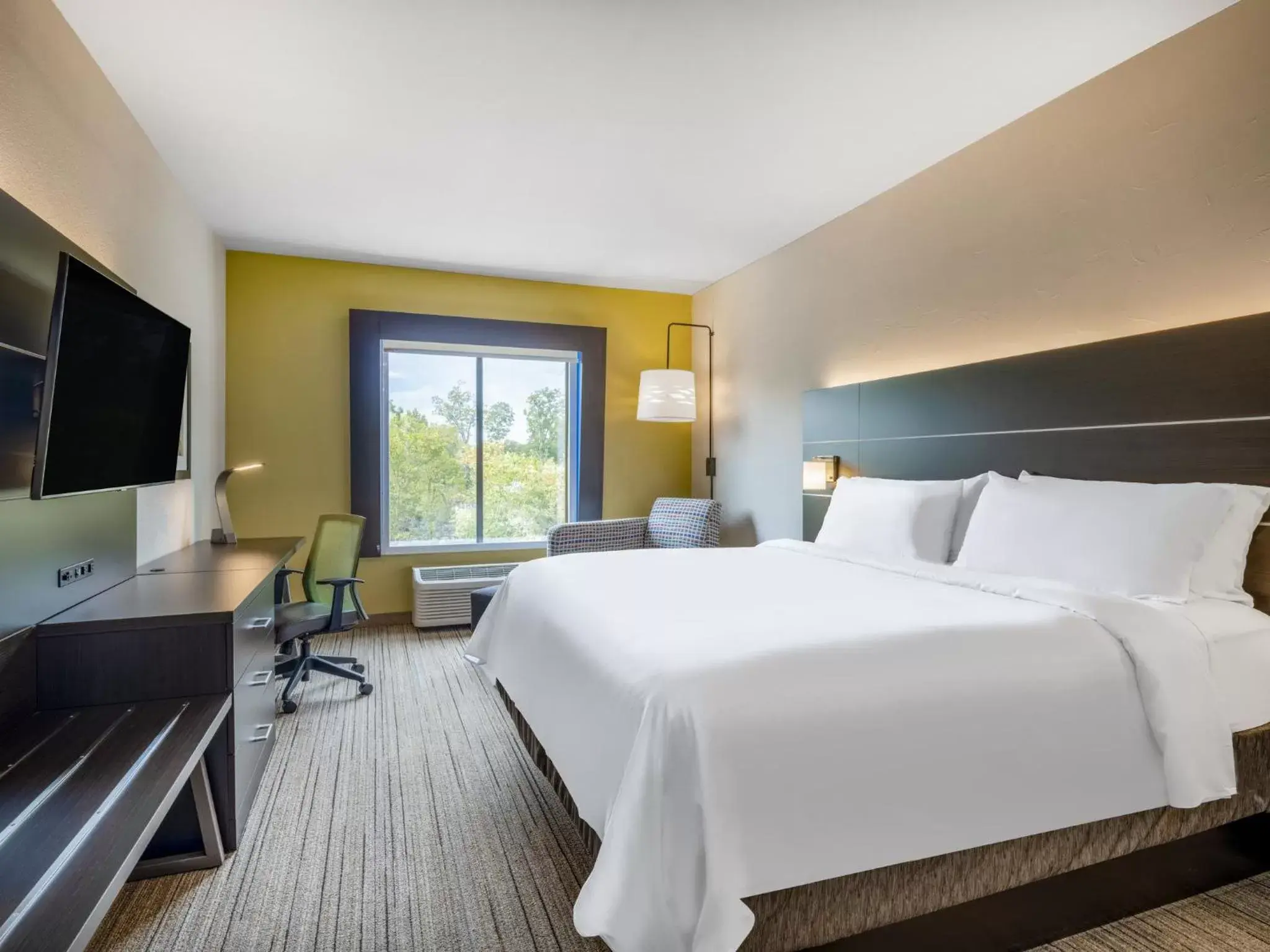 Photo of the whole room, Bed in Holiday Inn Express Hotel & Suites Beaumont Northwest, an IHG Hotel