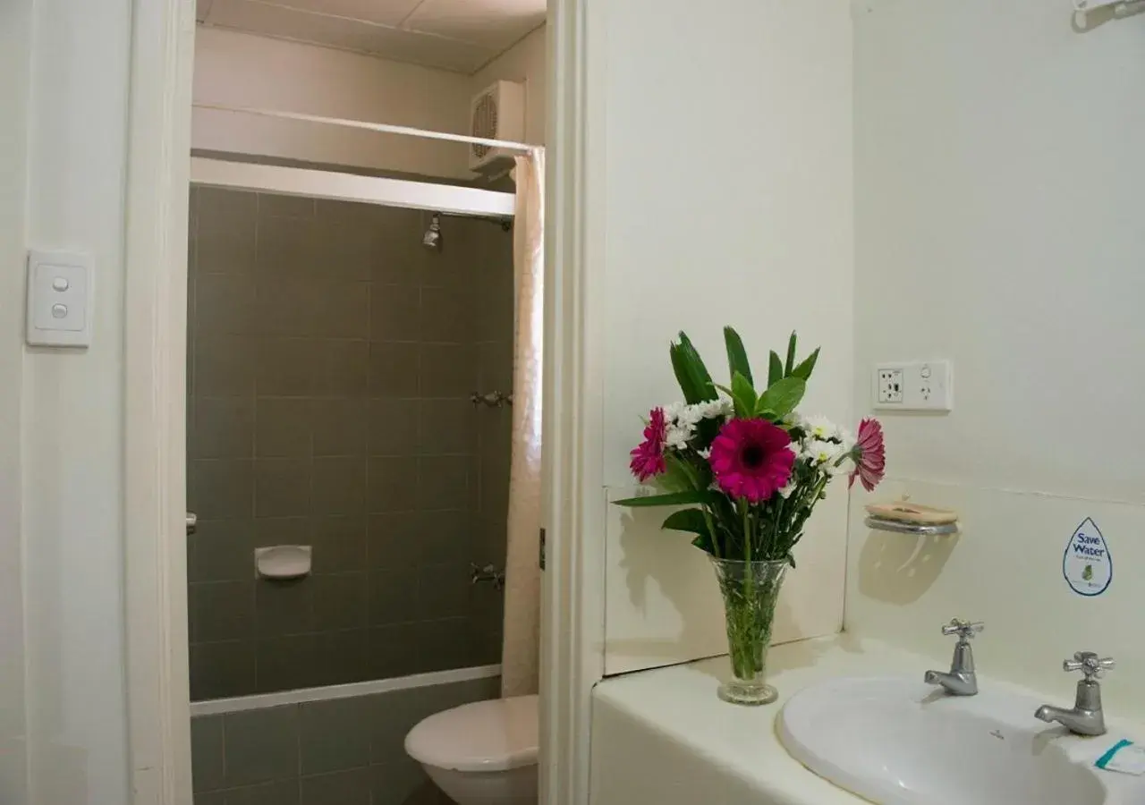 Shower, Bathroom in Roebuck Bay Hotel