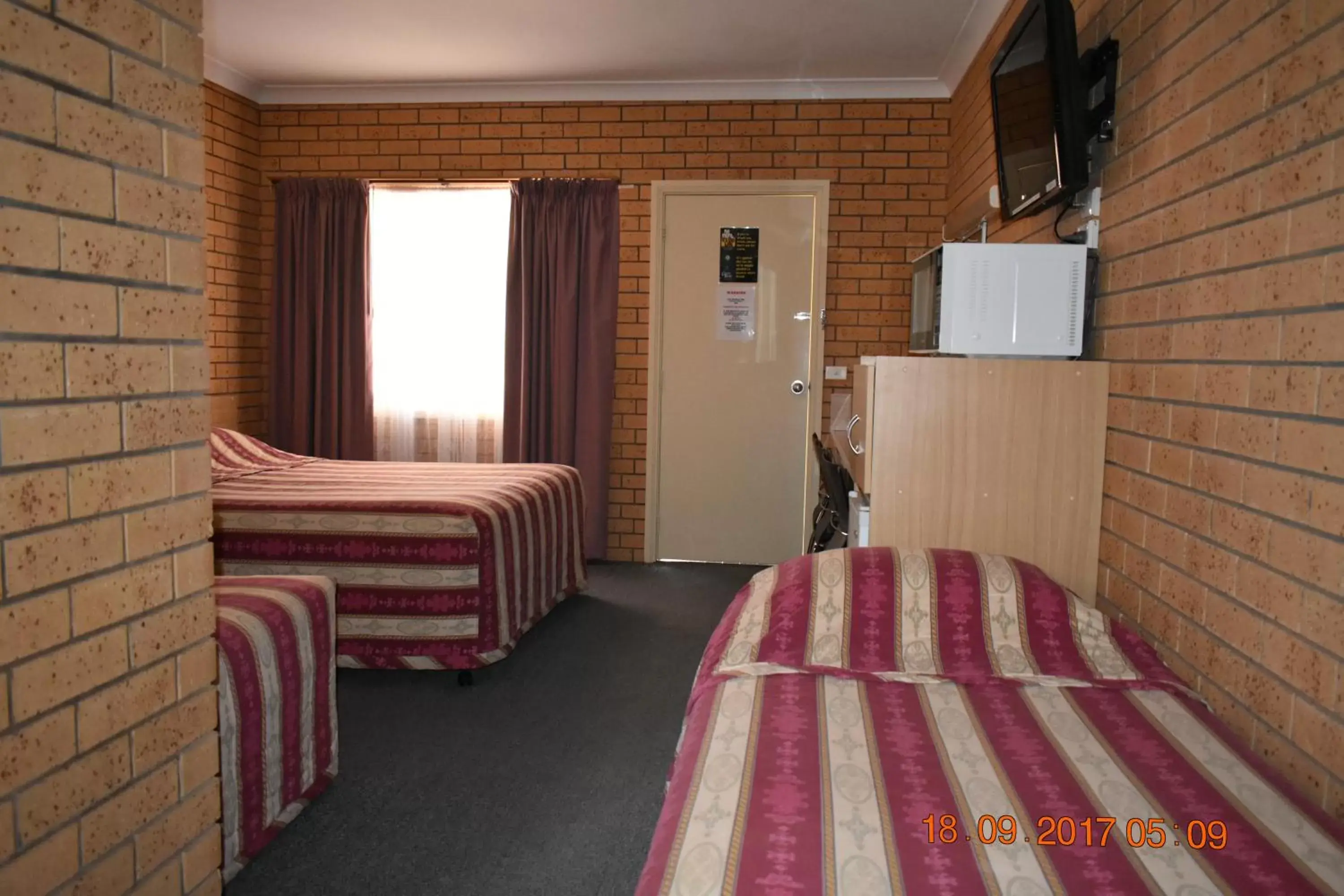Family, Bed in Cooee Motel
