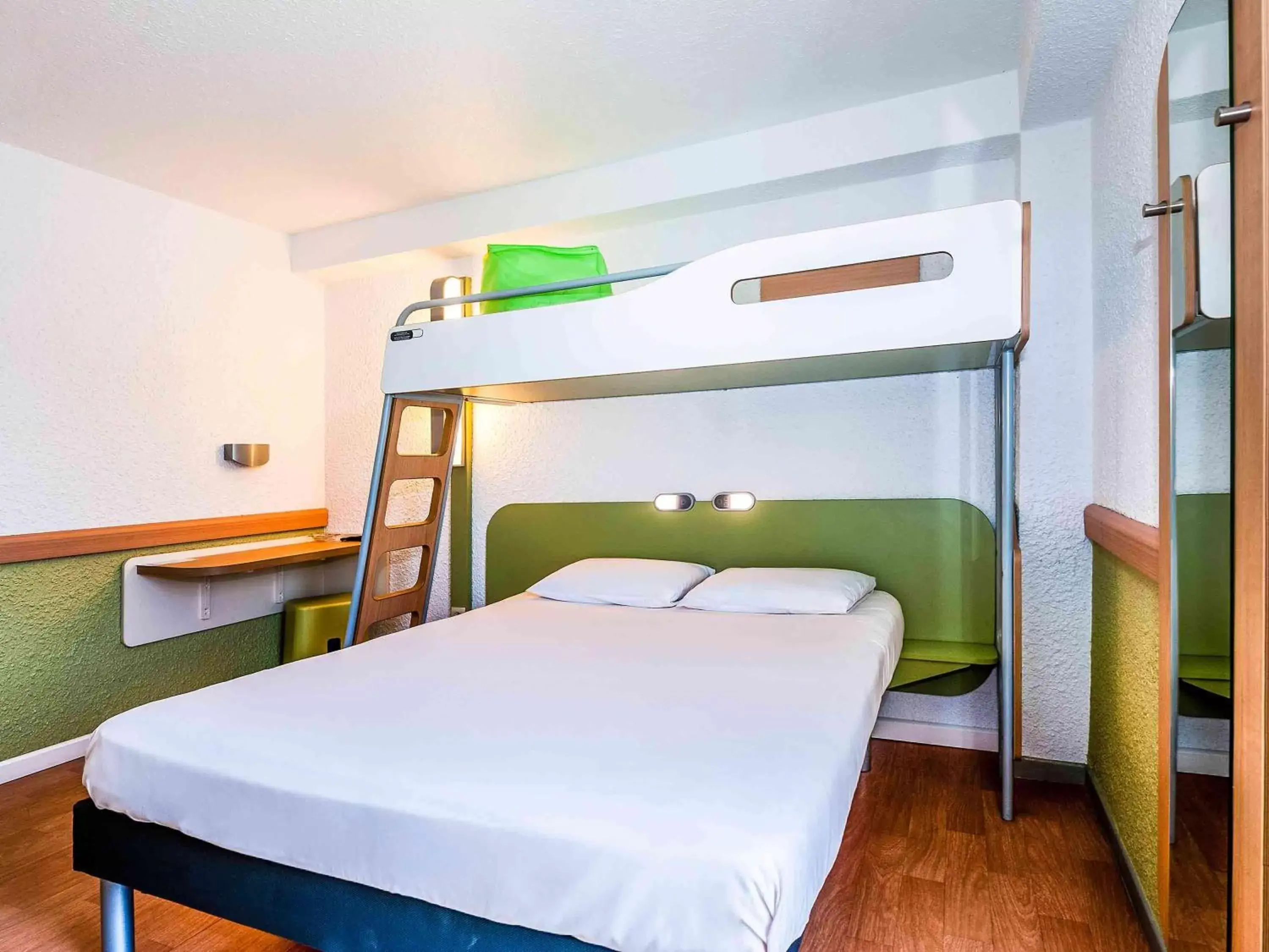 Photo of the whole room, Bunk Bed in ibis budget Nimes Marguerittes - A9