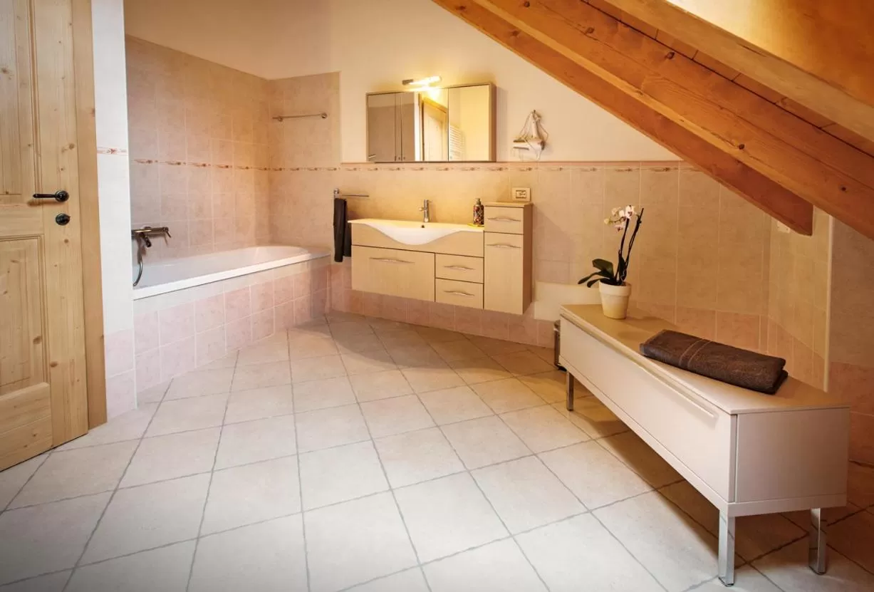 Bathroom, Bed in Albergo Diffuso Tolmezzo