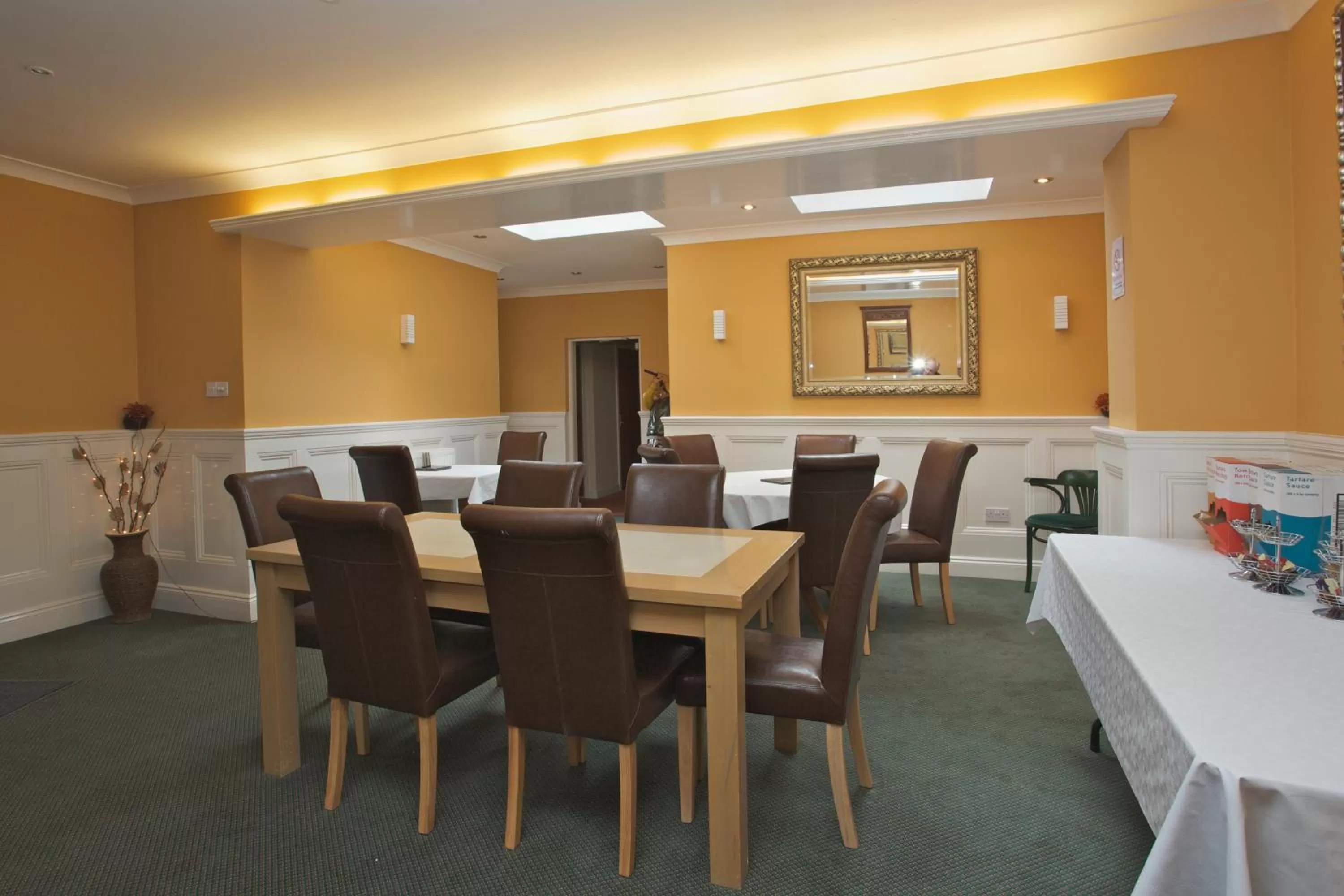 Restaurant/places to eat in All Seasons Lodge Hotel