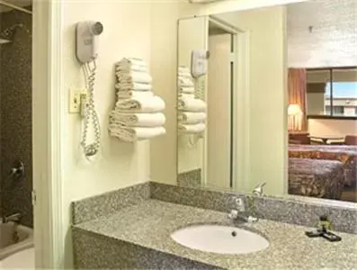 Bathroom in Travelodge by Wyndham New Orleans Harvey Hotel