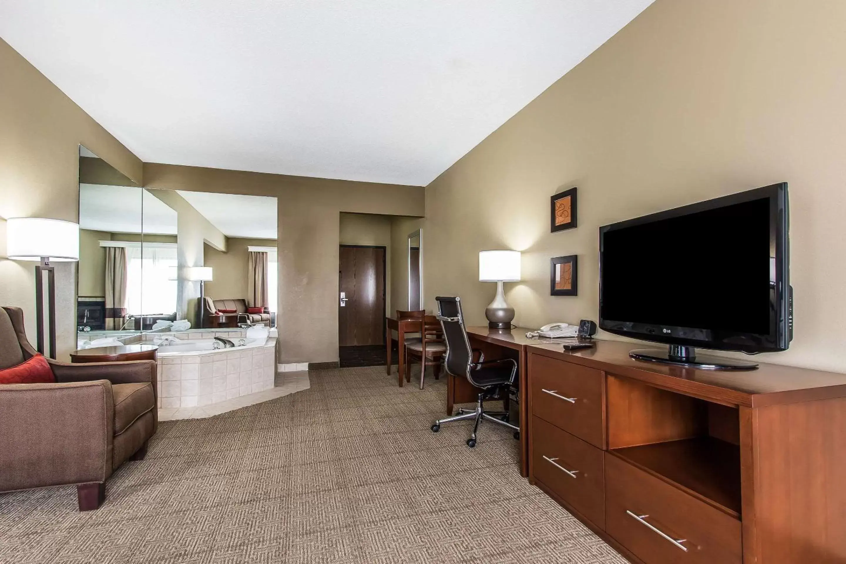 Photo of the whole room, TV/Entertainment Center in Comfort Suites Effingham