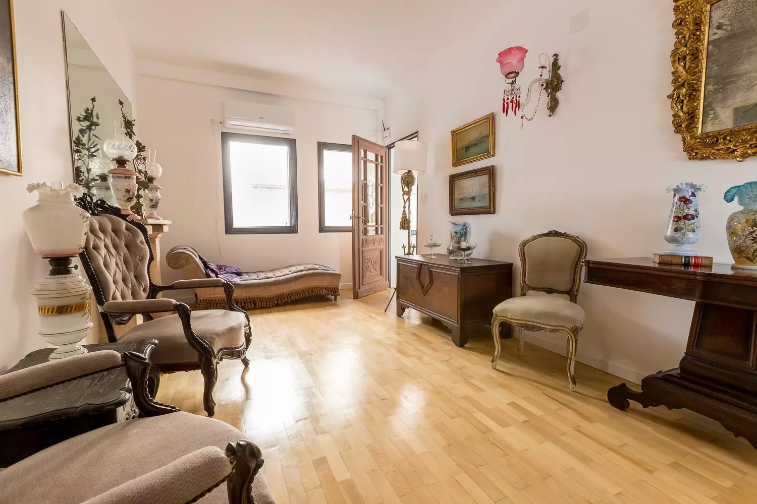 Living room in Virreinato Hotel Boutique