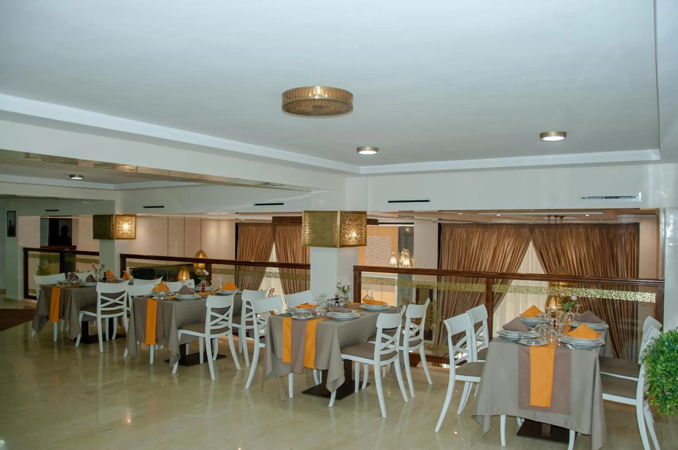 Restaurant/Places to Eat in Sania Hotel