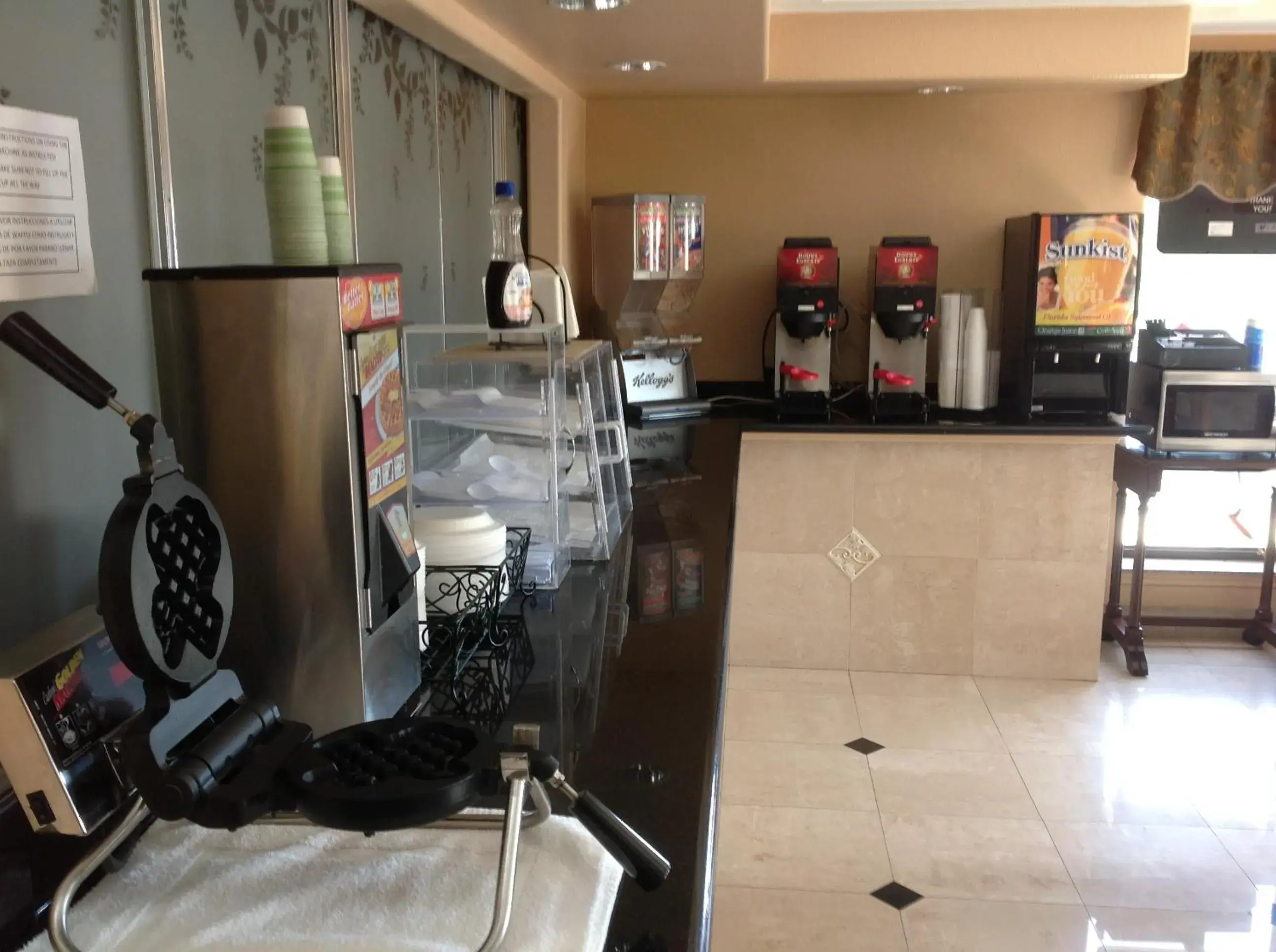 Coffee/tea facilities in Budgetel Inn and Suites