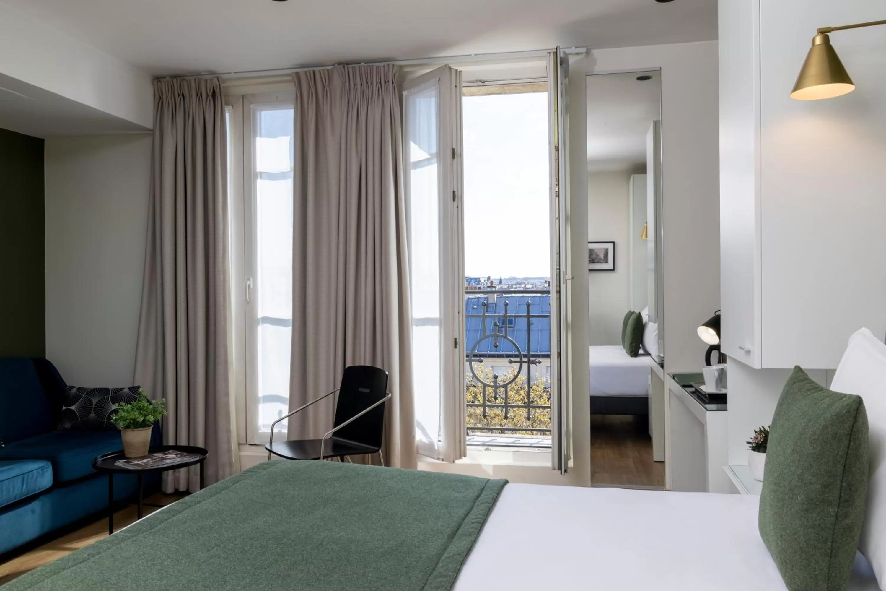 Balcony/Terrace, Bed in Hôtel Brady