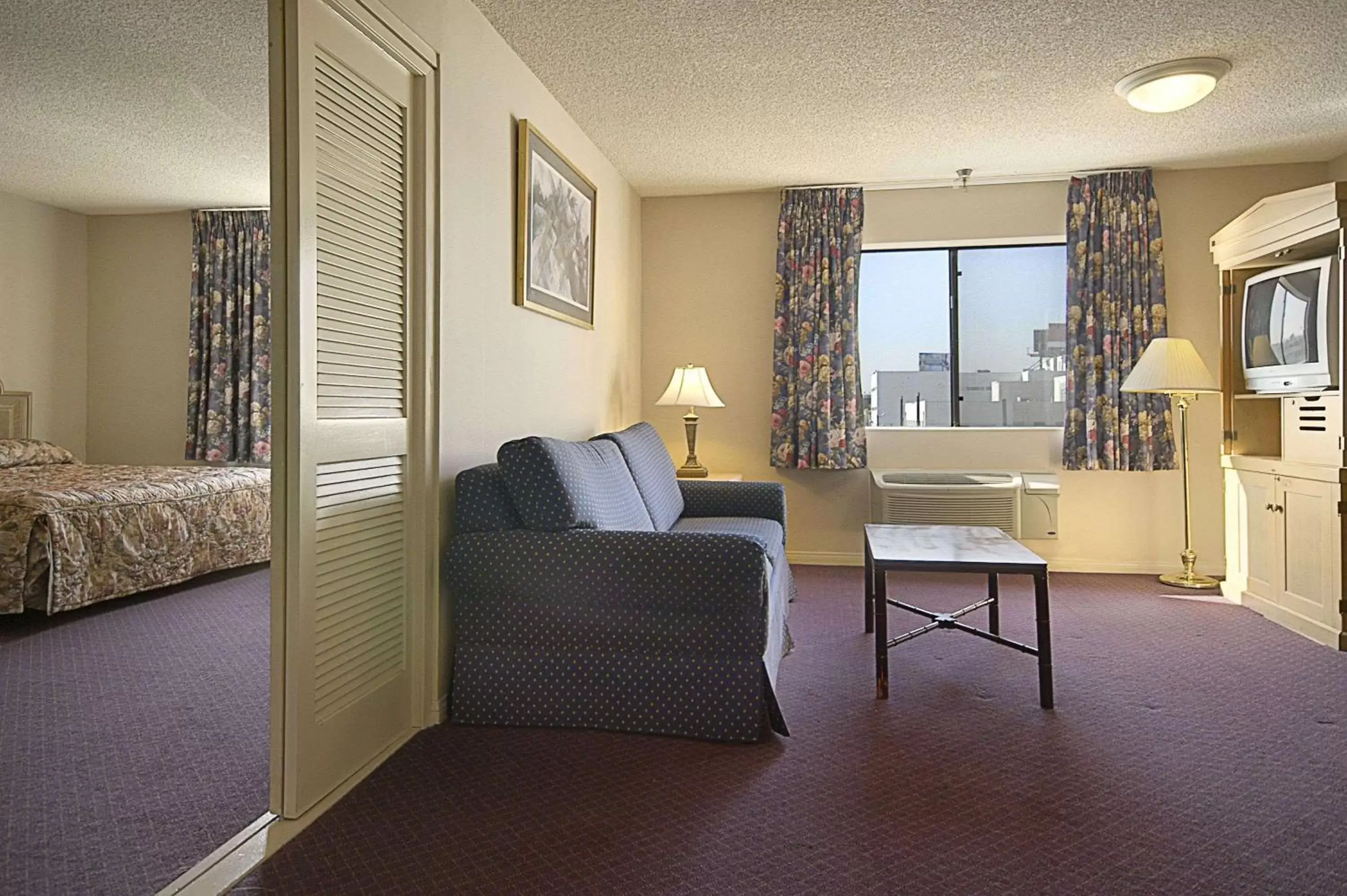 Photo of the whole room, Seating Area in Ramada by Wyndham Los Angeles/Wilshire Center