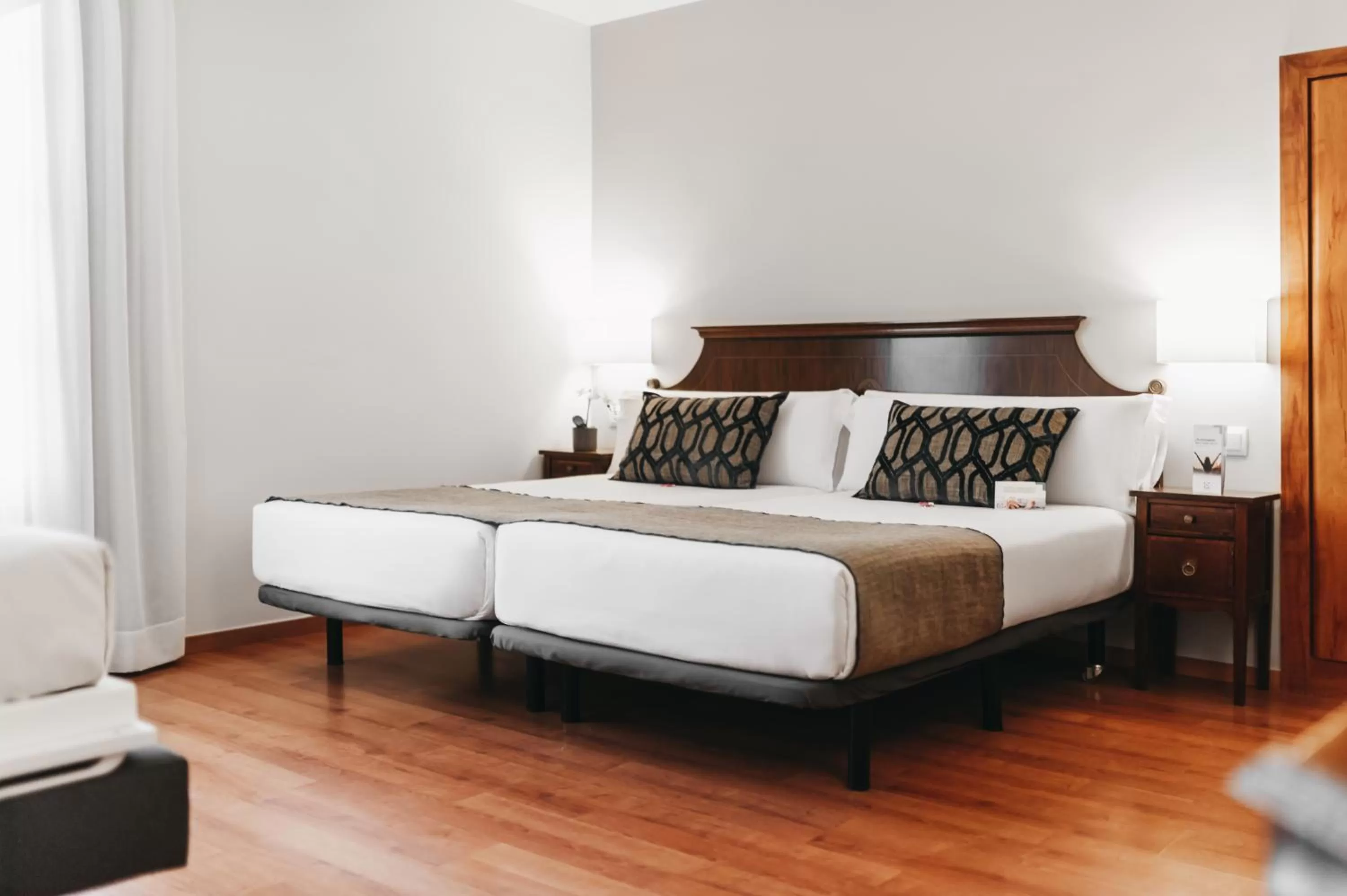 Photo of the whole room, Bed in Oriente Atiram Hotel