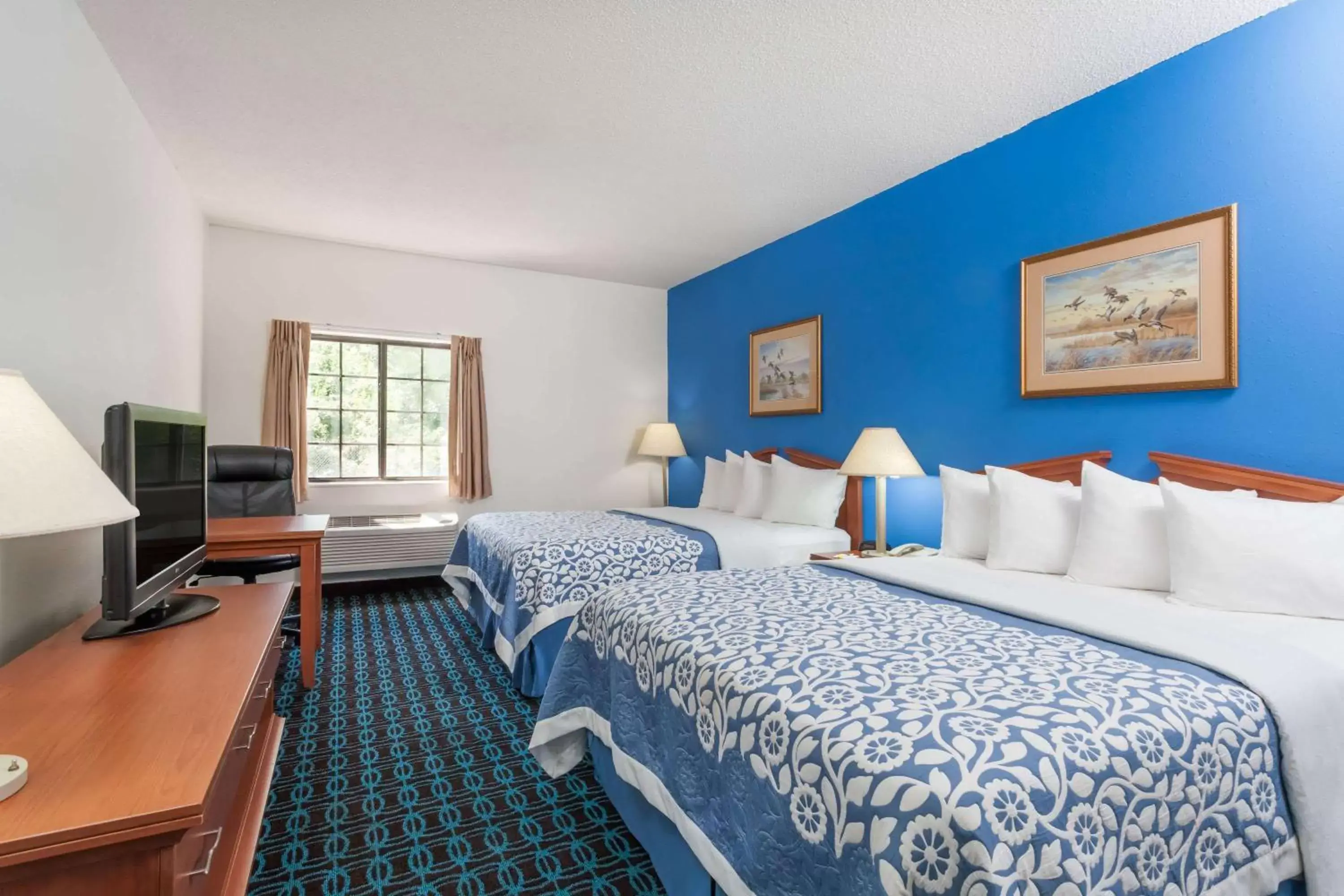 Photo of the whole room, Bed in Days Inn & Suites by Wyndham Cambridge