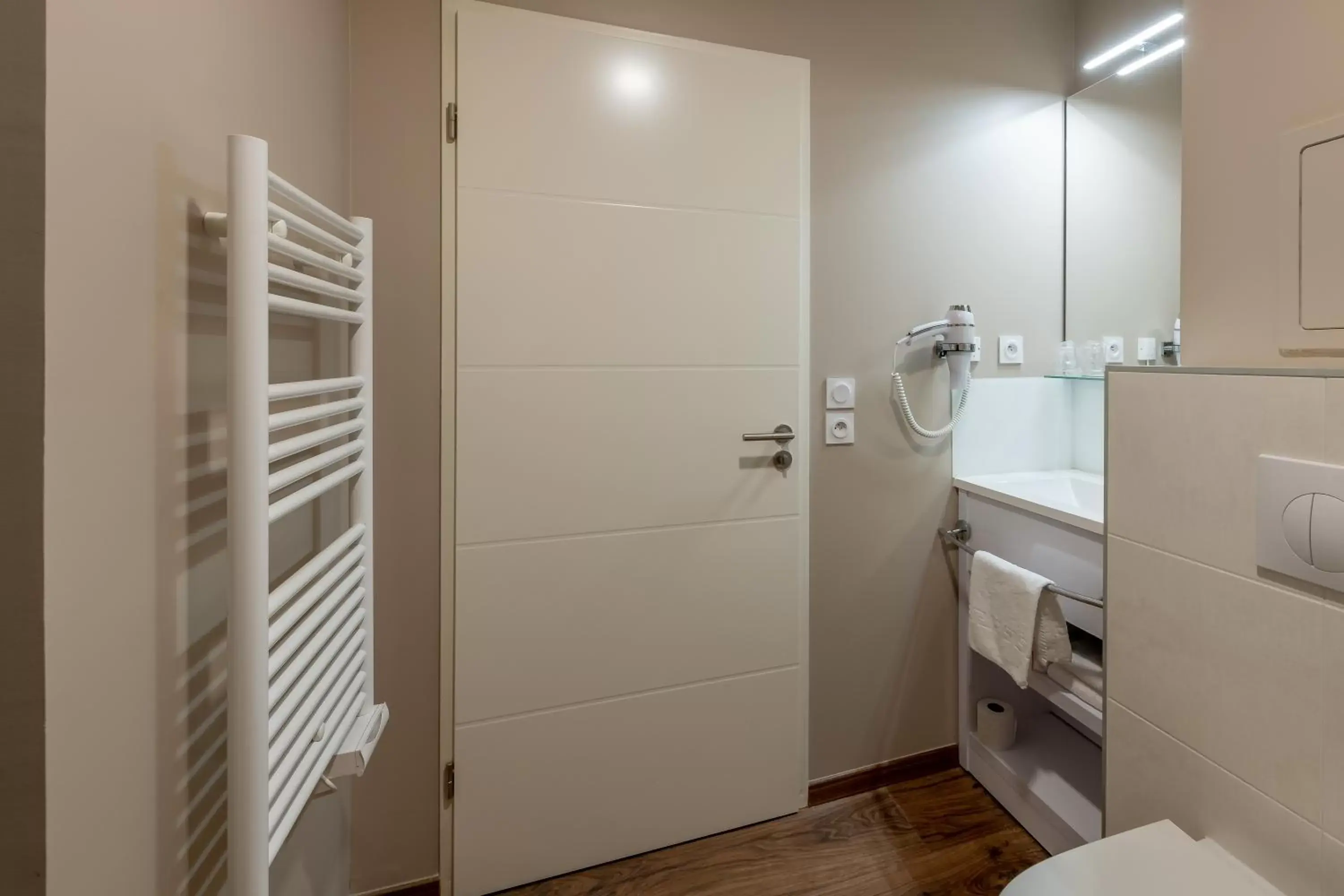 Bathroom in All Suites Bordeaux Marne – Gare Saint-Jean