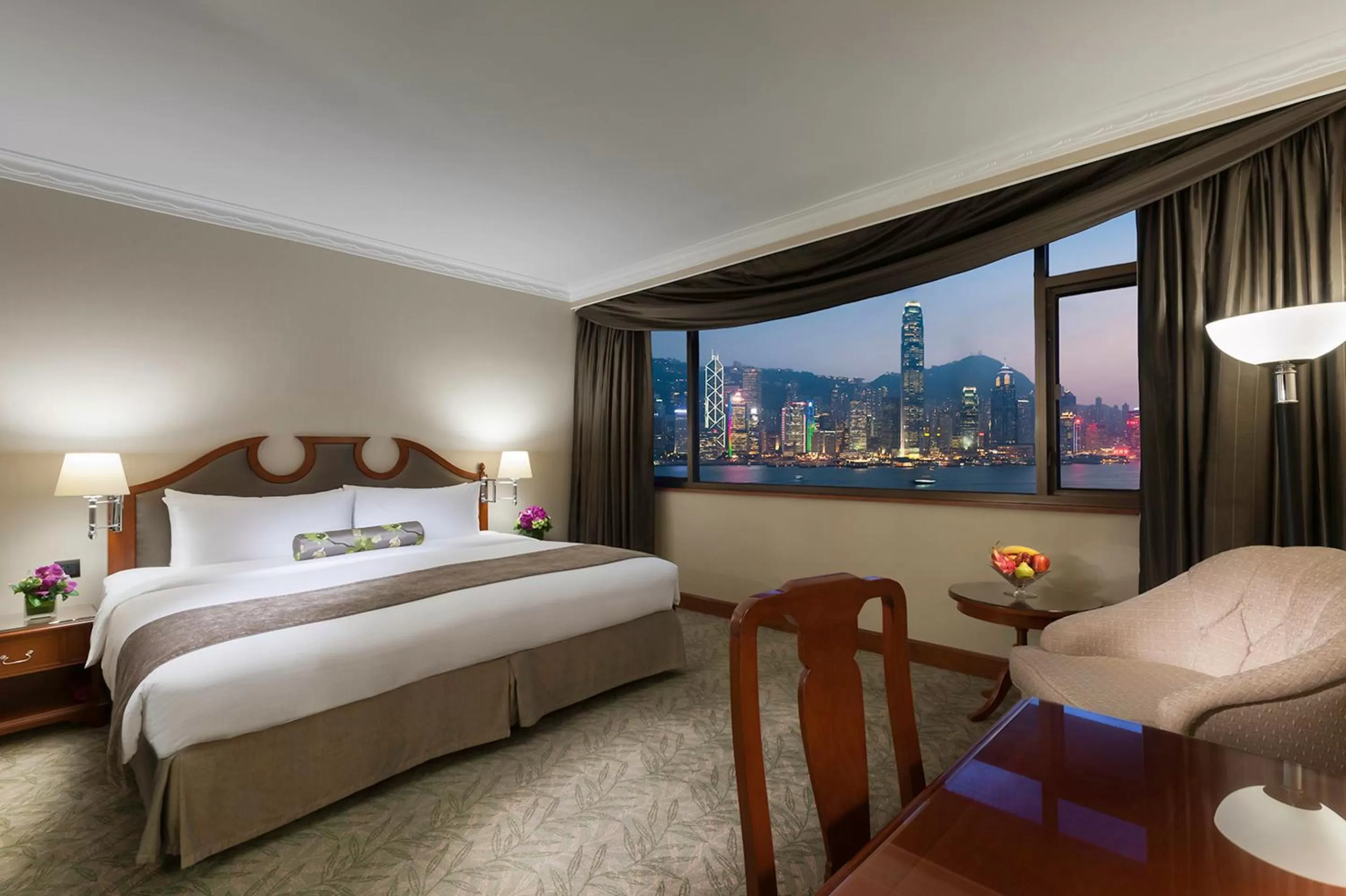 Photo of the whole room, Bed in Marco Polo Hongkong Hotel