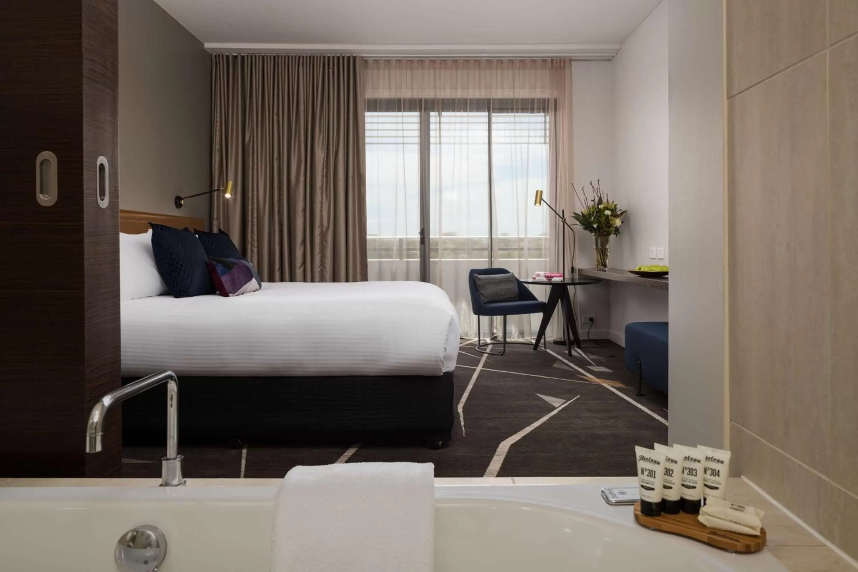Photo of the whole room, Bed in Rydges Campbelltown
