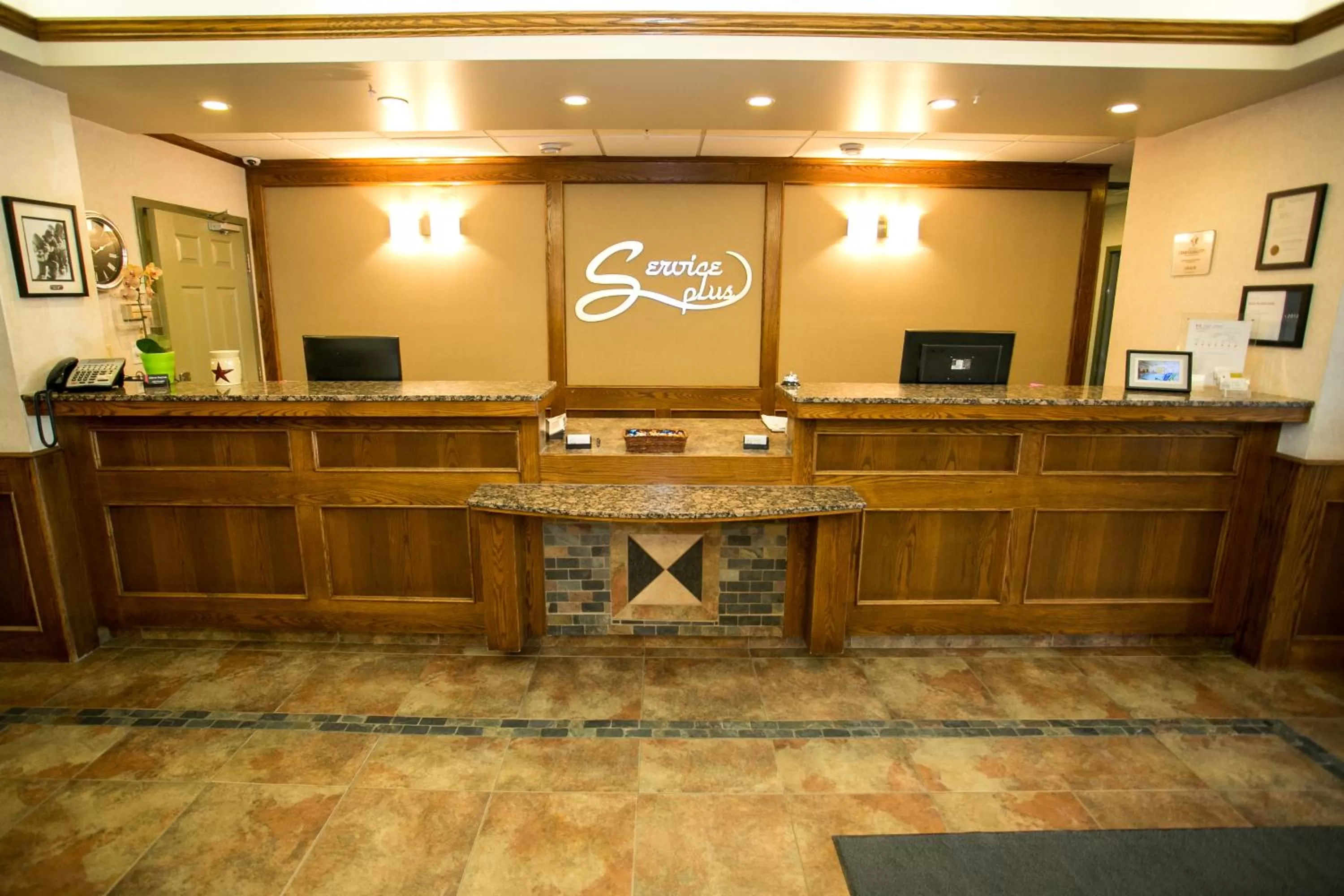 Lobby or reception in Service Plus Inns & Suites Drayton Valley