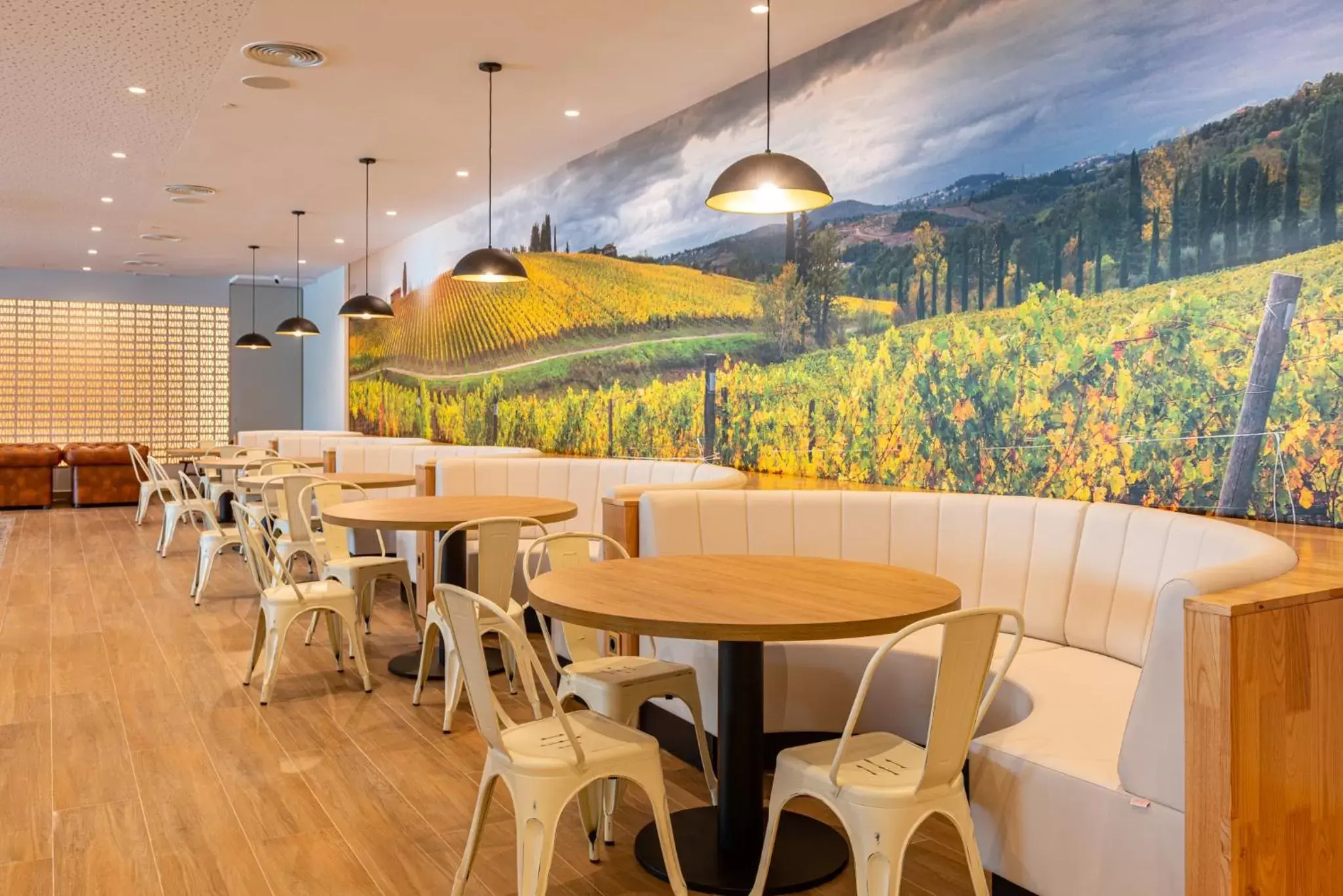 Lounge or bar in L'Azure Hotel 4* Sup Lounge or bar in L'Azure Hotel 4* Sup