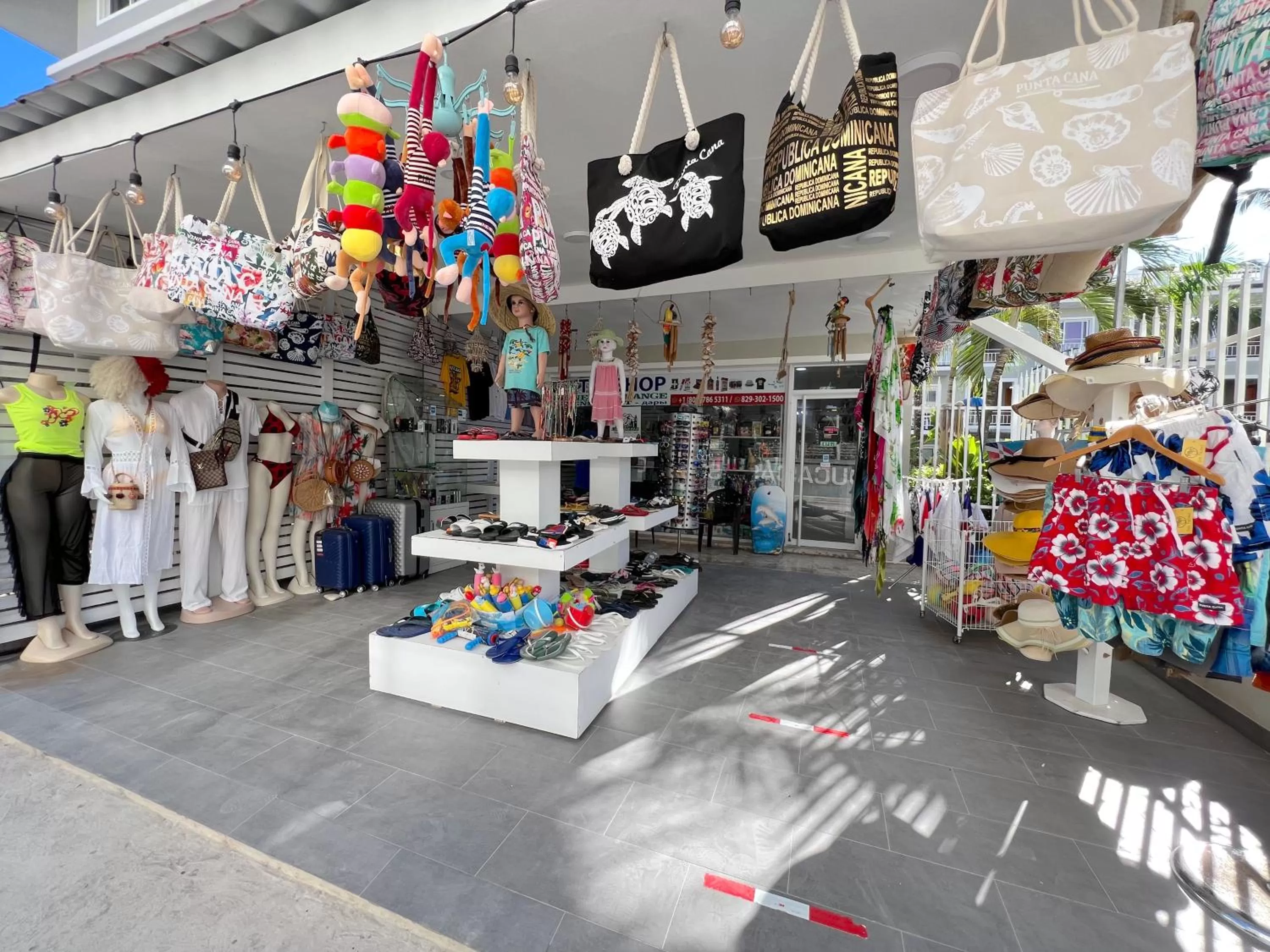 Shopping Area, Supermarket/Shops in SOL CARIBE SUITES - PLAYA LOS CORALES - beach club, wifi, swimming pool