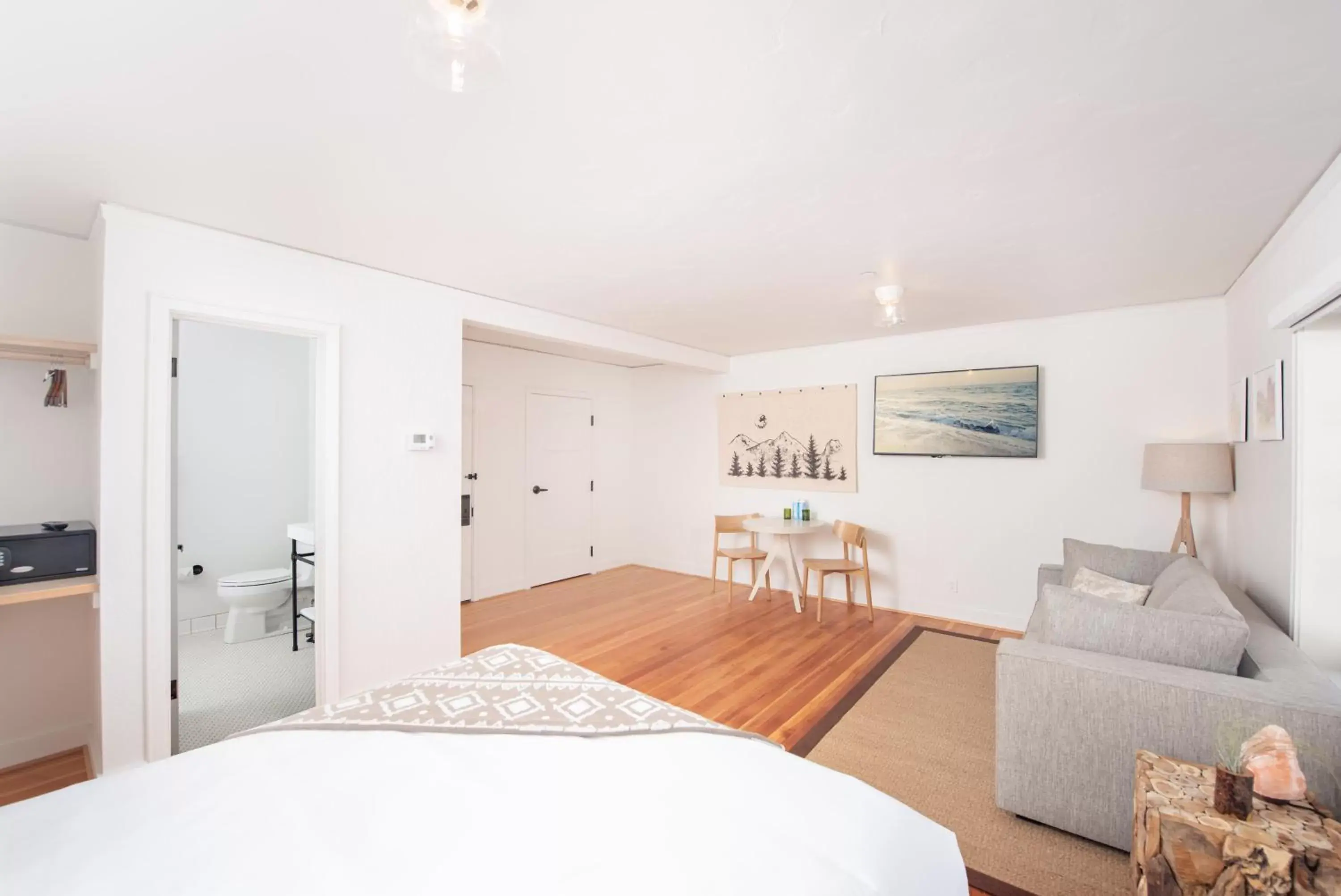 Premium King with Sofa Bed in SCP Redmond Hotel Premium King with Sofa Bed in SCP Redmond Hotel