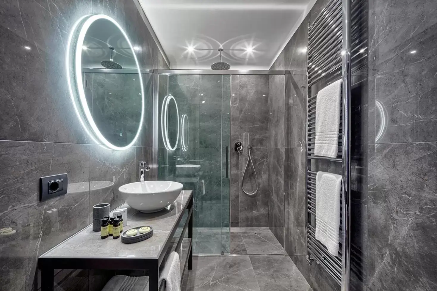 Shower, Bathroom in Hotel American-Dinesen