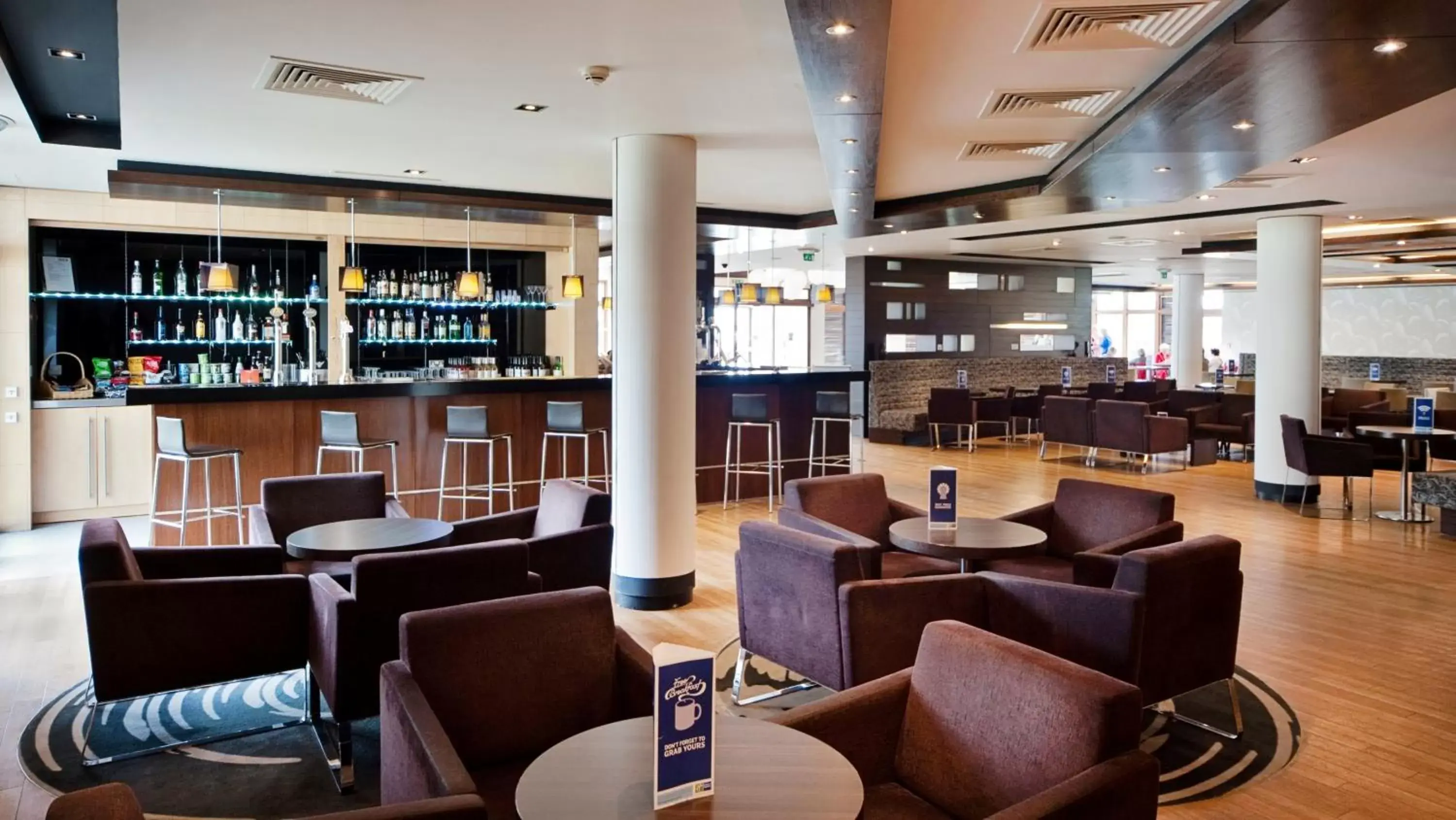 Lounge or bar, Lounge/Bar in Holiday Inn Express London - Epsom Downs, an IHG Hotel