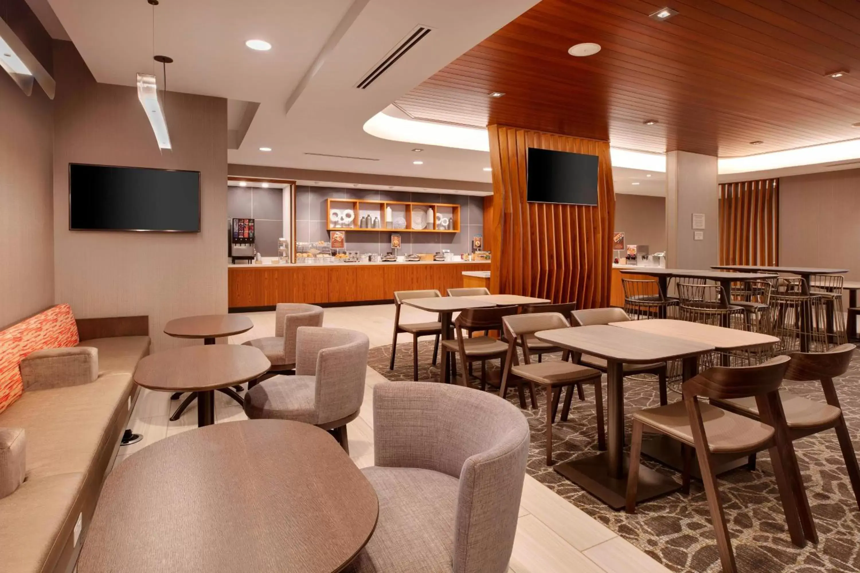 Breakfast, Lounge/Bar in SpringHill Suites by Marriott Hampton Portsmouth