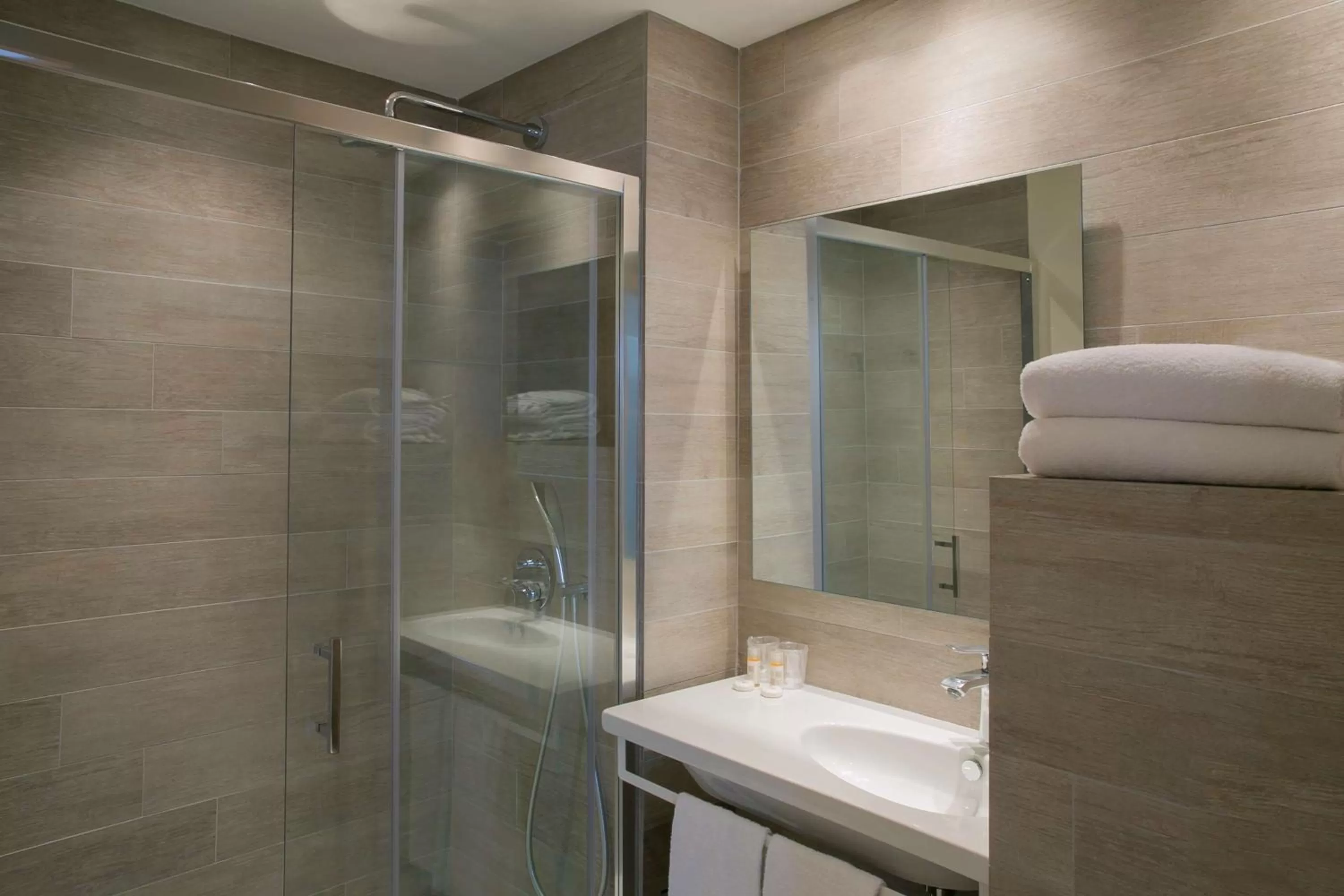 Photo of the whole room in Best Western Hotel du Roy d'Aragon