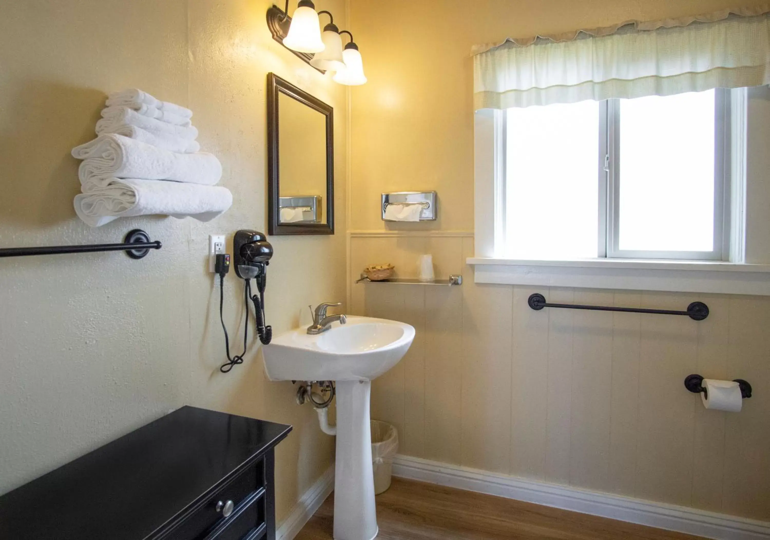 Bathroom in Green Gables Motel & Suites