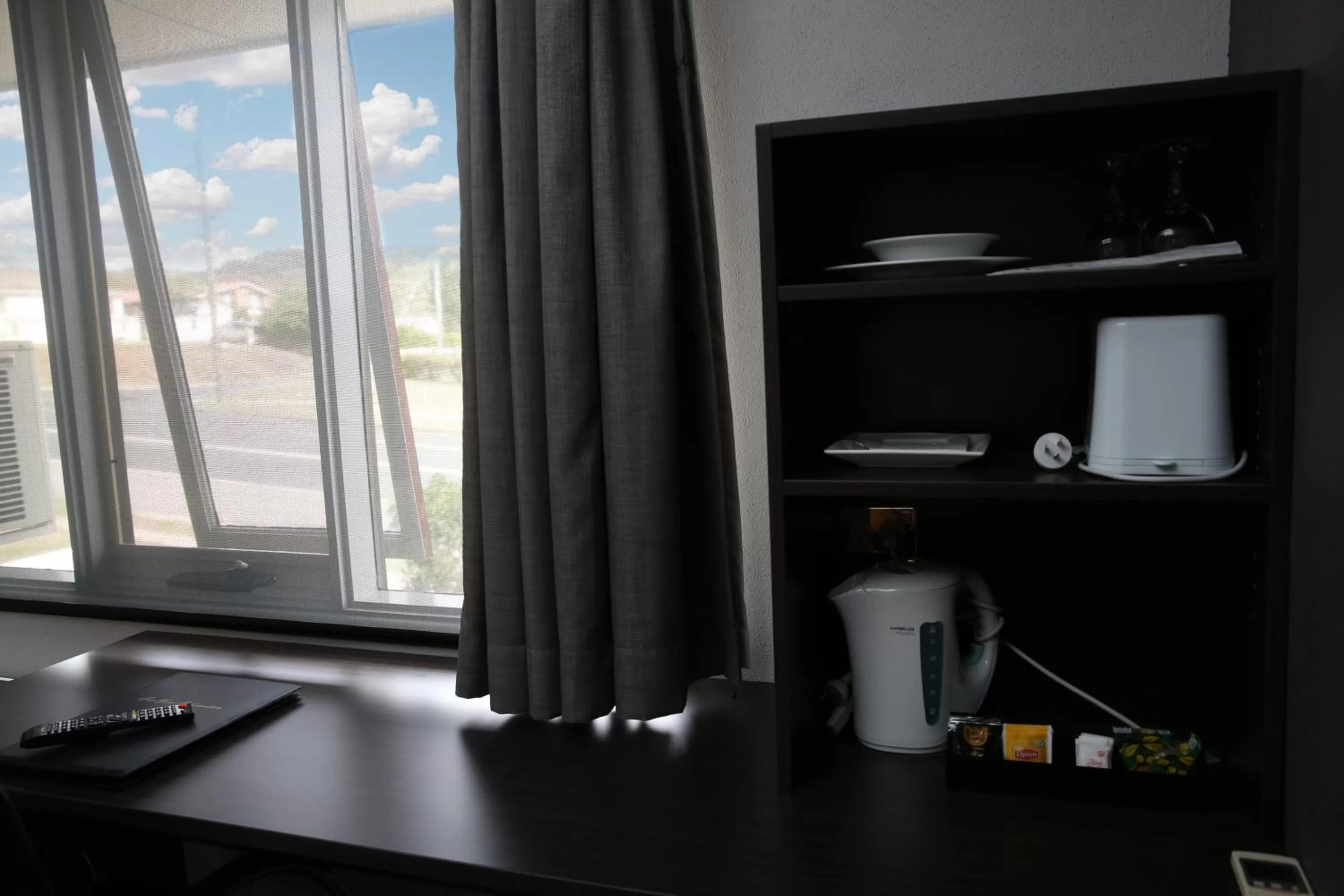 Photo of the whole room in White Manor Motel