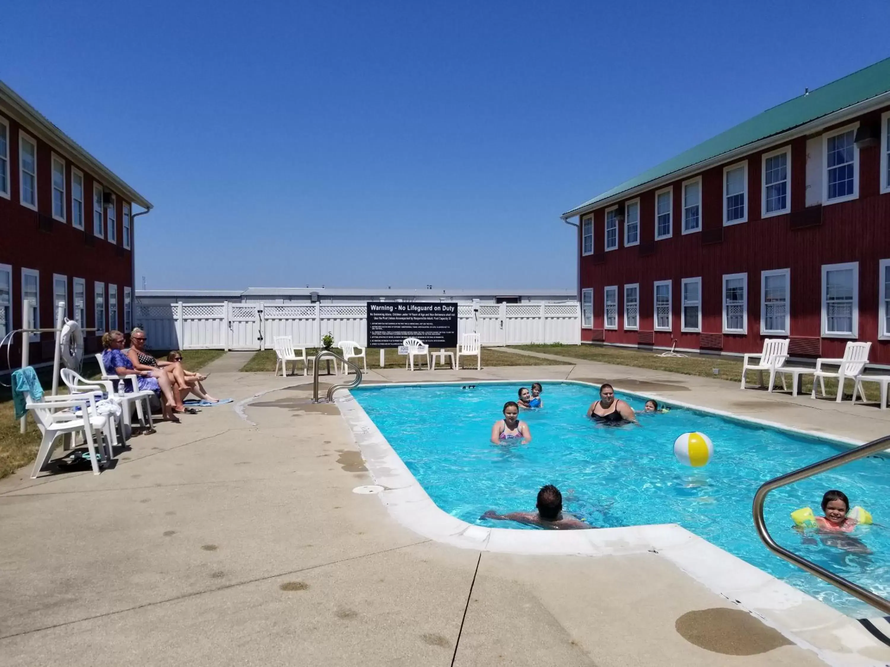 Swimming Pool in CountrySide Inn