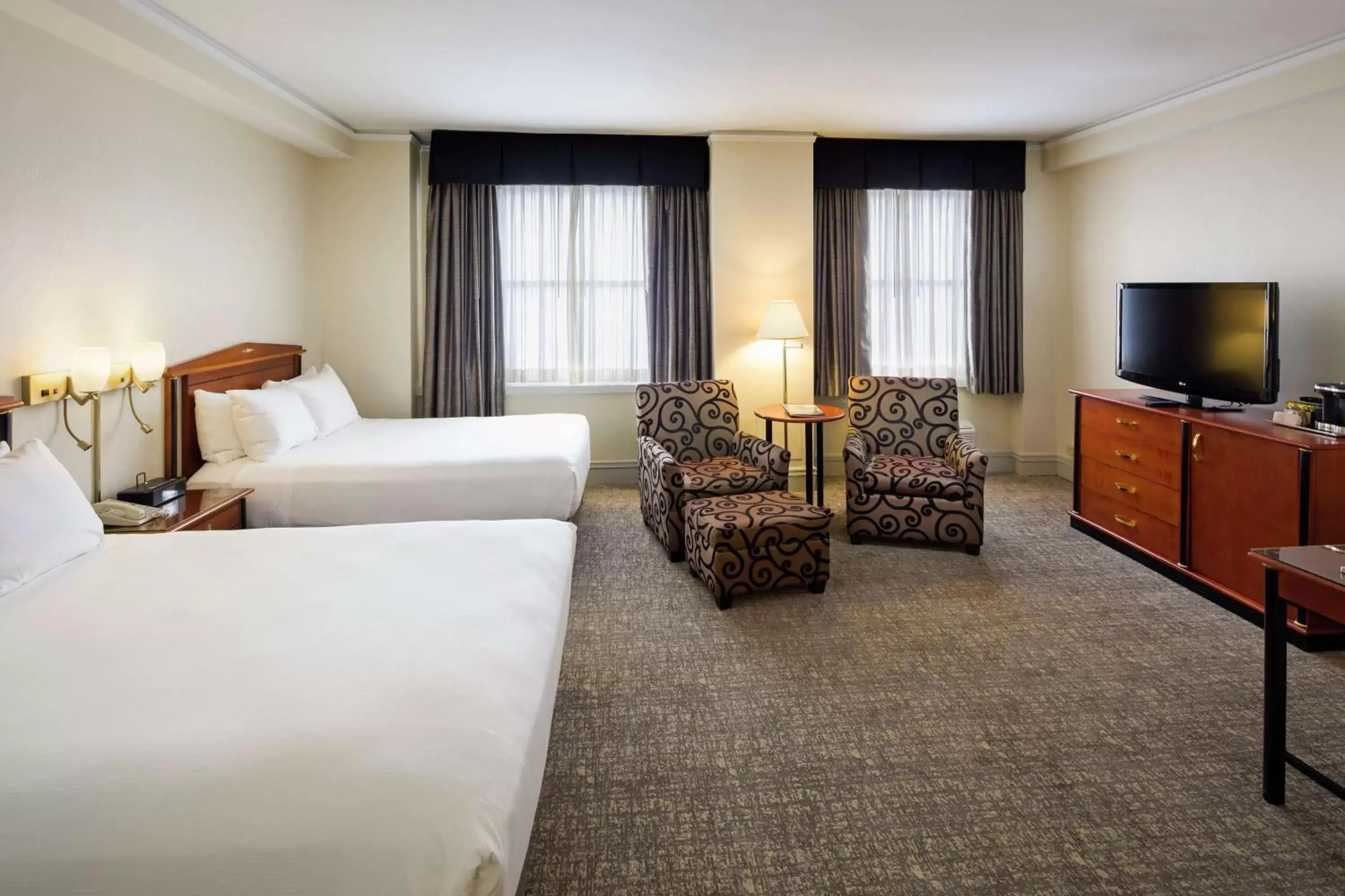 Bedroom, TV/Entertainment Center in Hilton Cincinnati Netherland Plaza