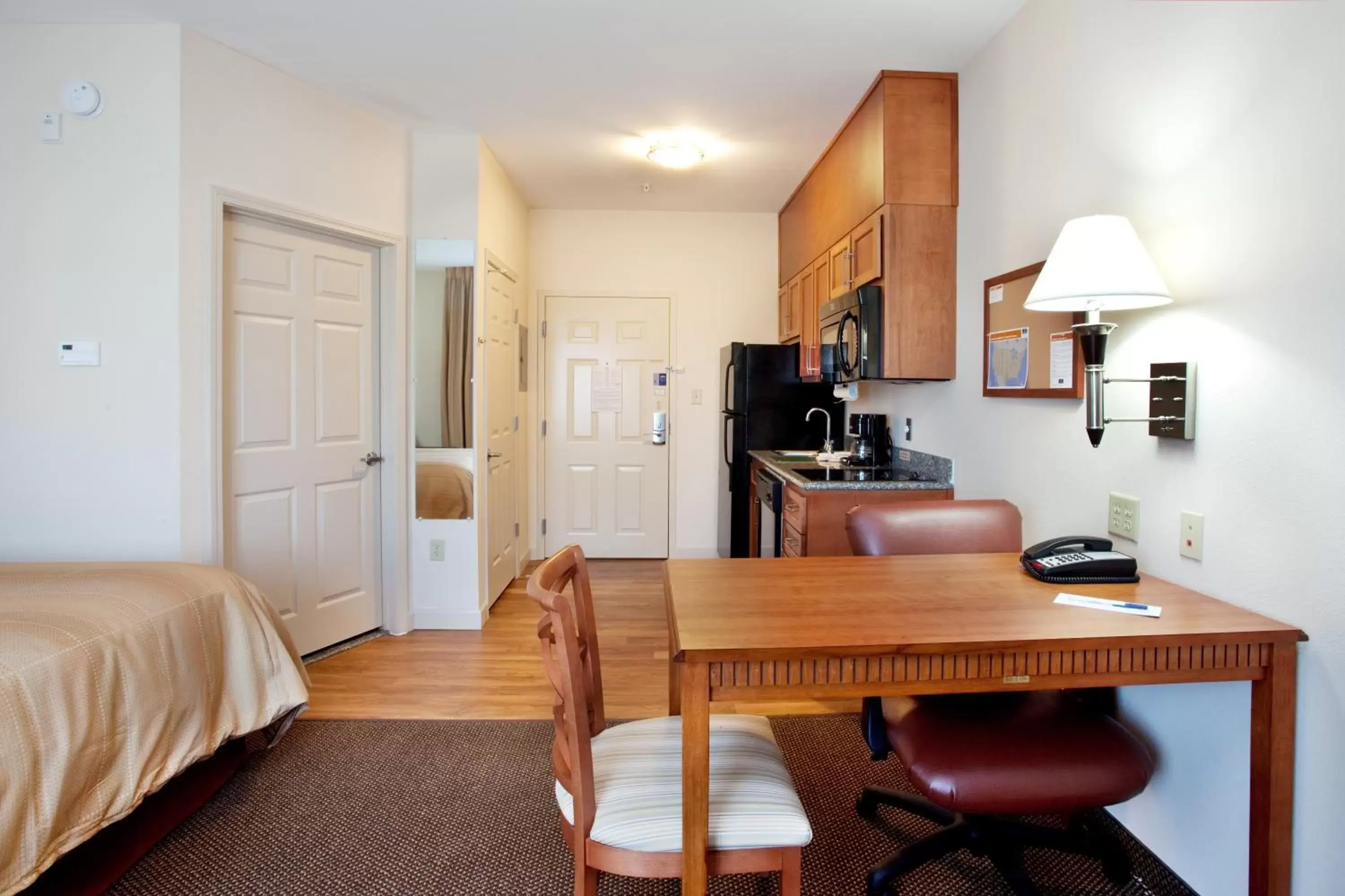 Bedroom, Kitchen/Kitchenette in Candlewood Suites New Iberia, an IHG Hotel