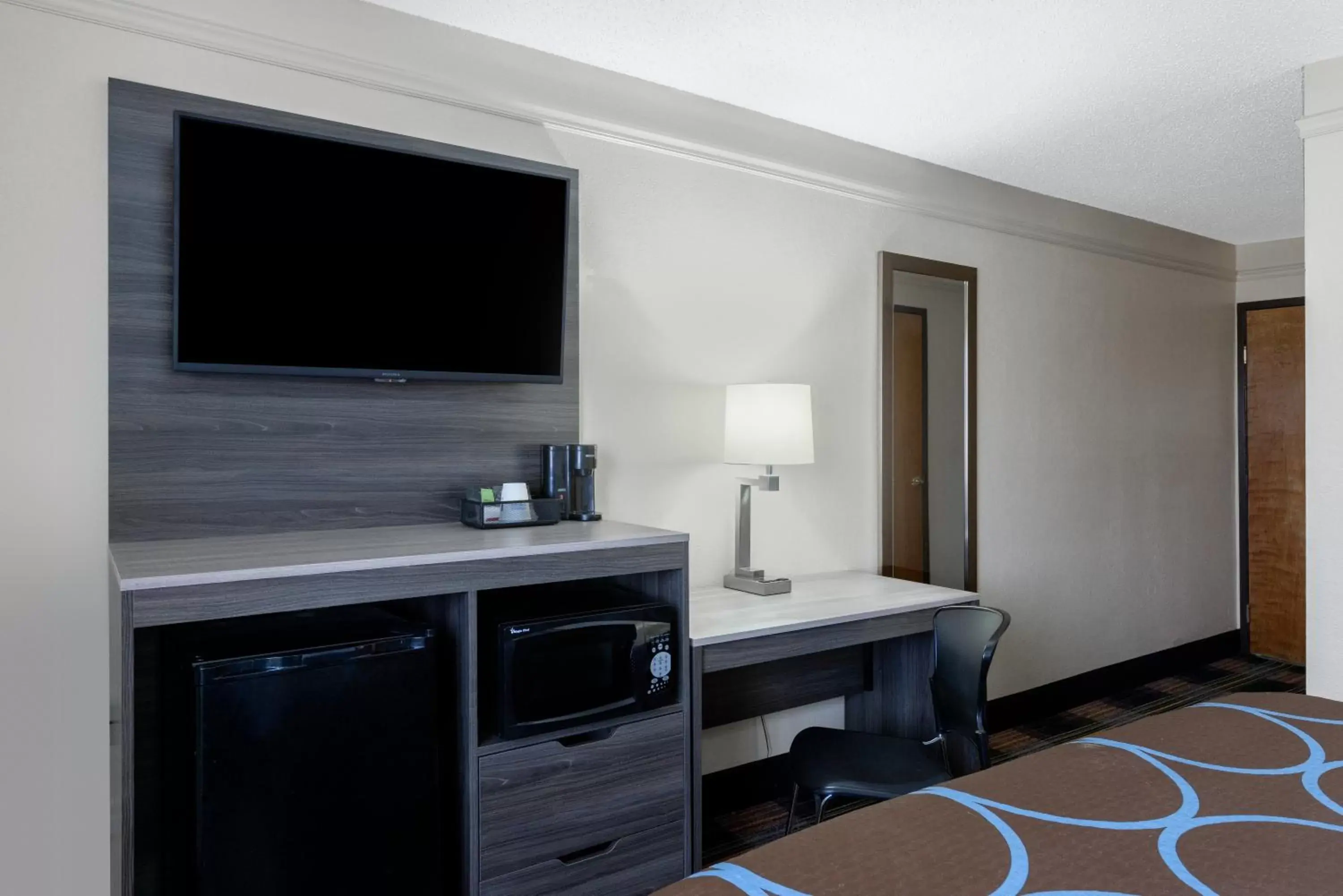 TV/Entertainment Center in Super 8 by Wyndham Kansas City at Barry Road/Airport