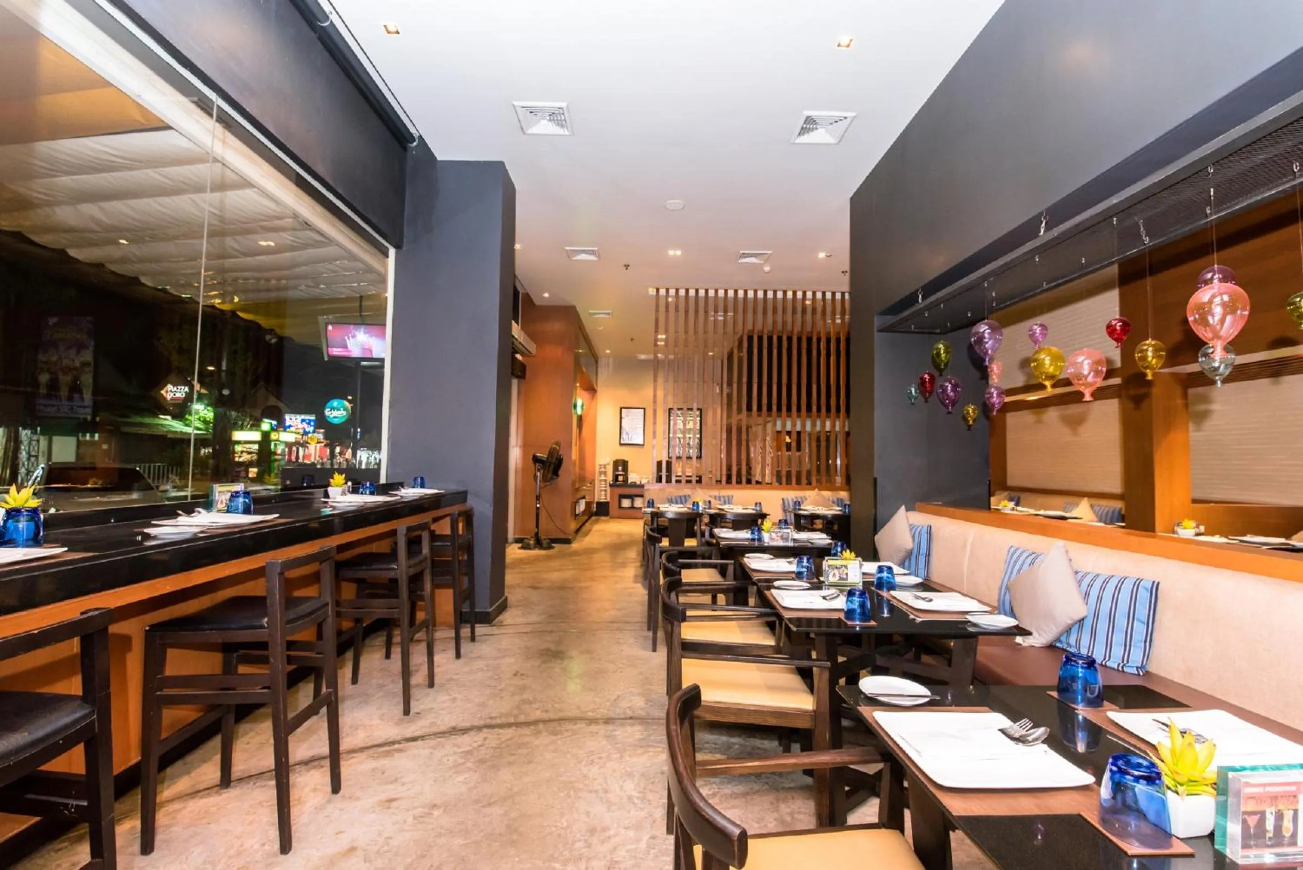 Restaurant/places to eat in ASHLEE Hub Hotel Patong