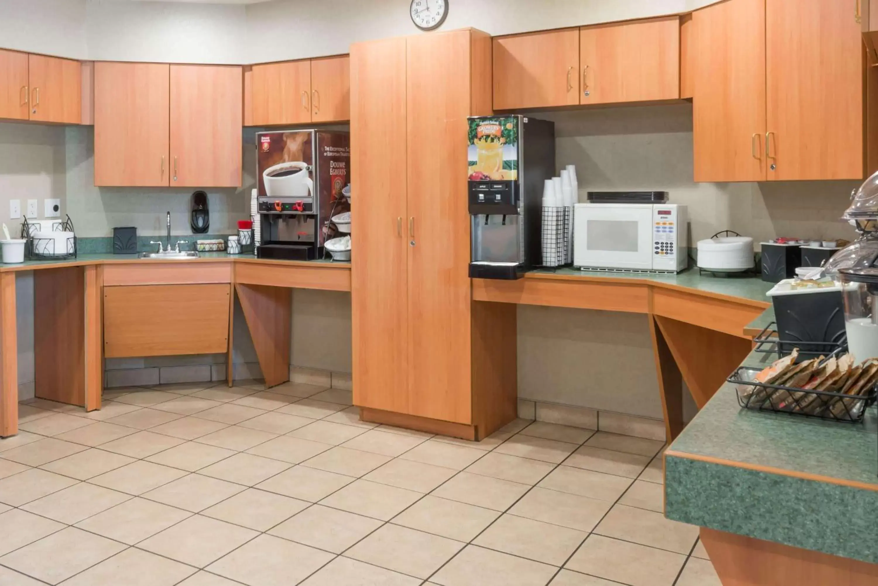 Restaurant/places to eat, Kitchen/Kitchenette in Microtel Inn & Suites by Wyndham Uncasville