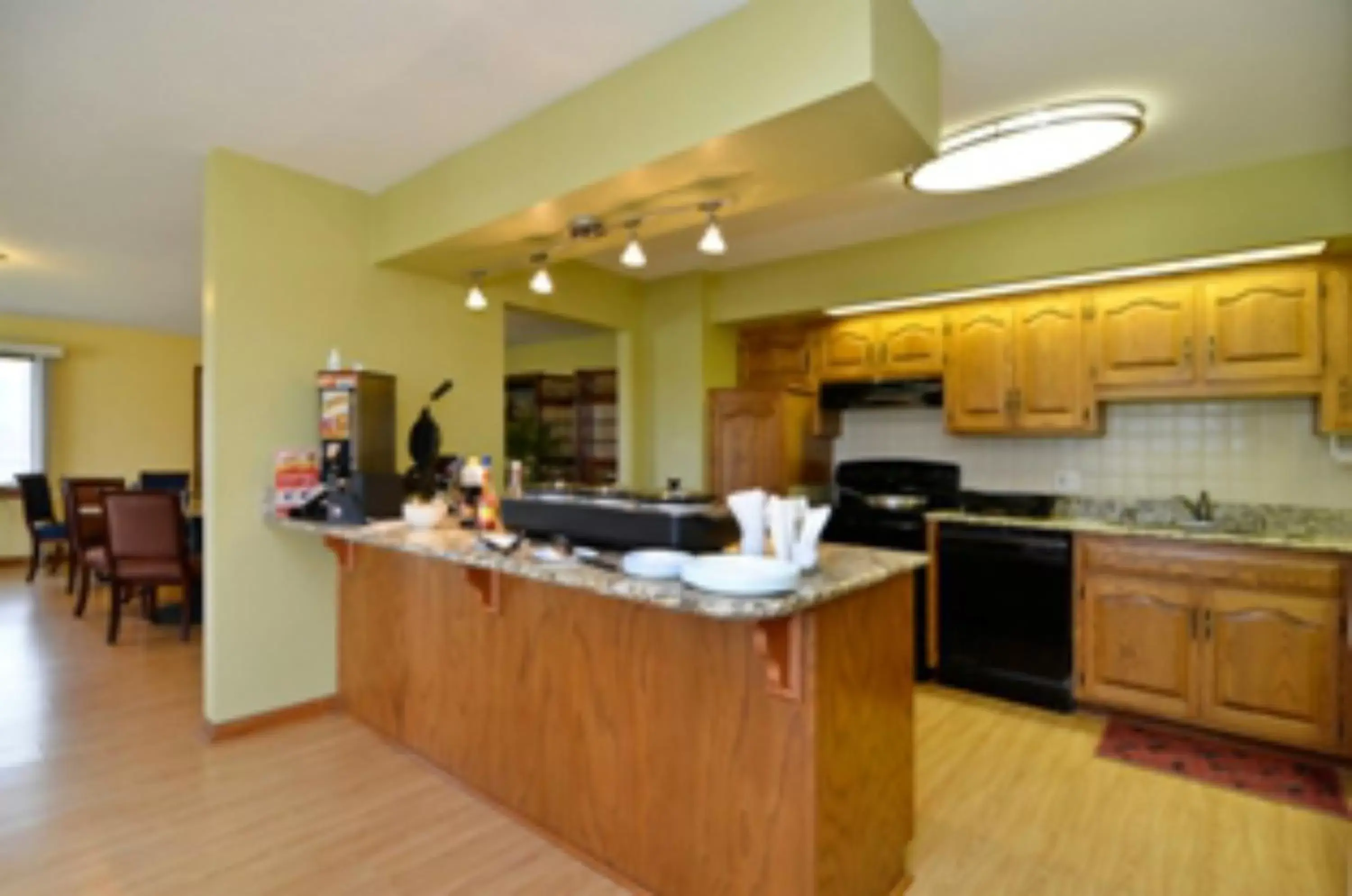 Lobby or reception, Kitchen/Kitchenette in SureStay Hotel by Best Western Cameron