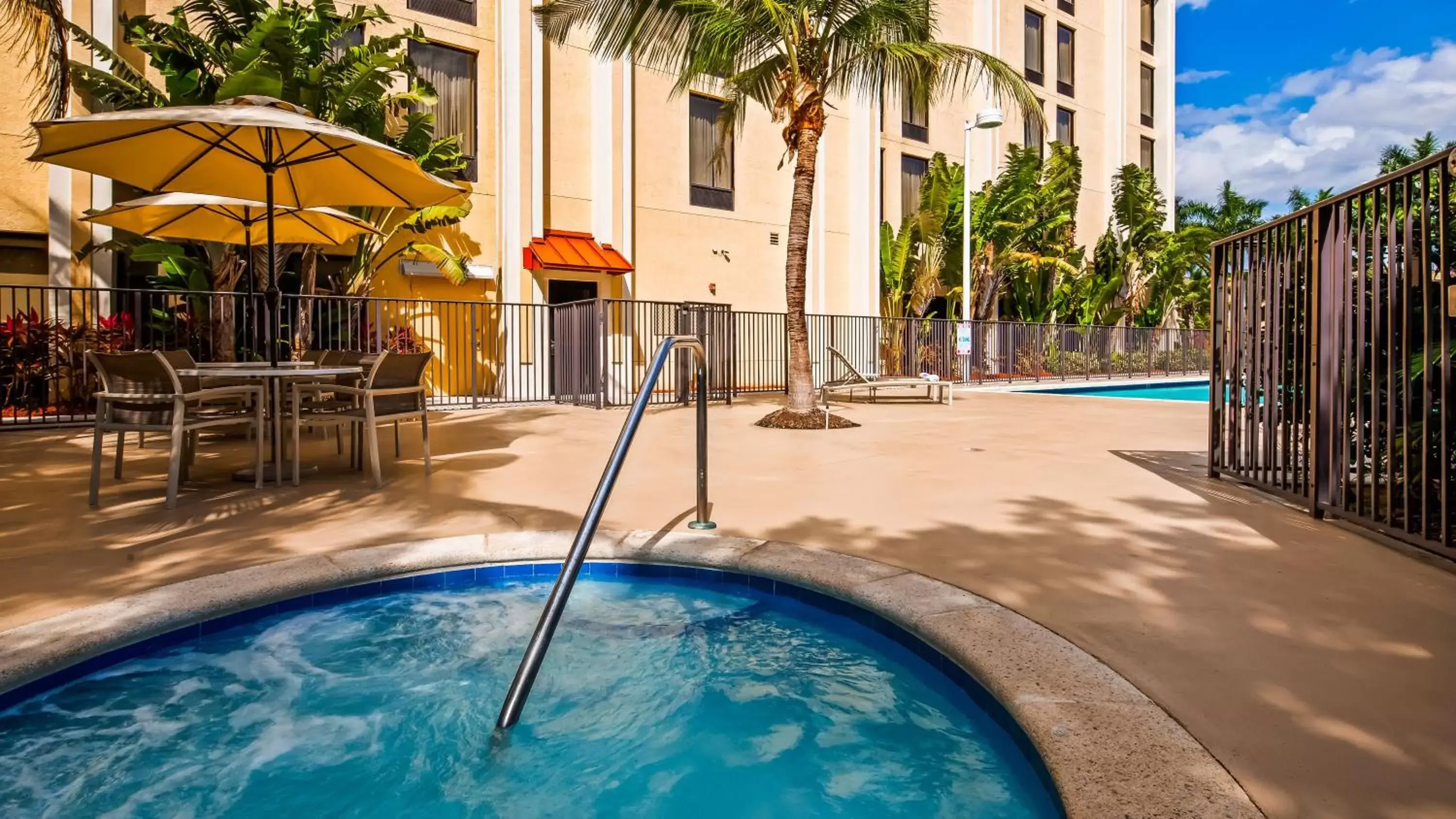 Hot Tub, Swimming Pool in Best Western Plus Kendall Hotel & Suites