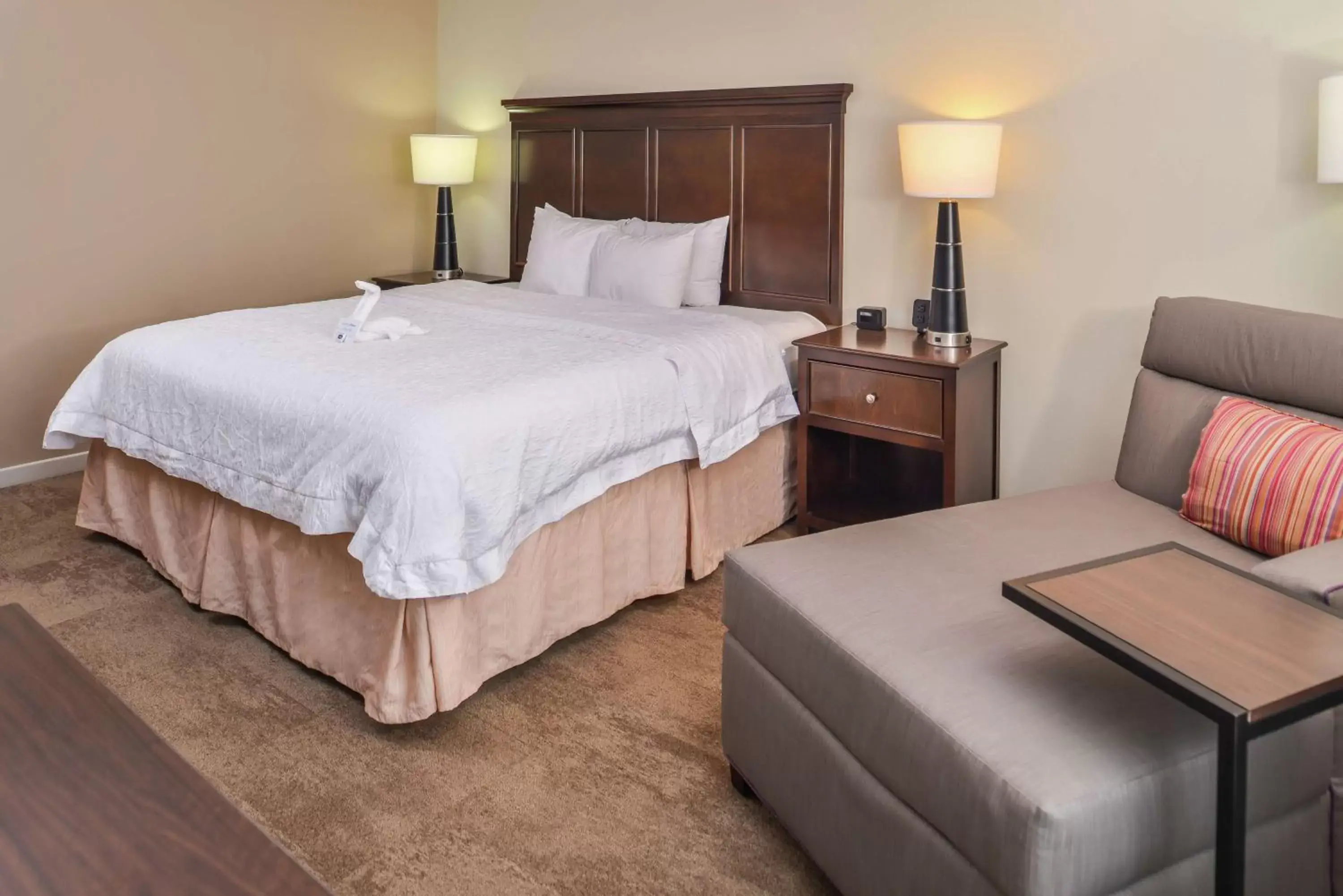 Bed in Hampton Inn & Suites Charlotte Arrowood