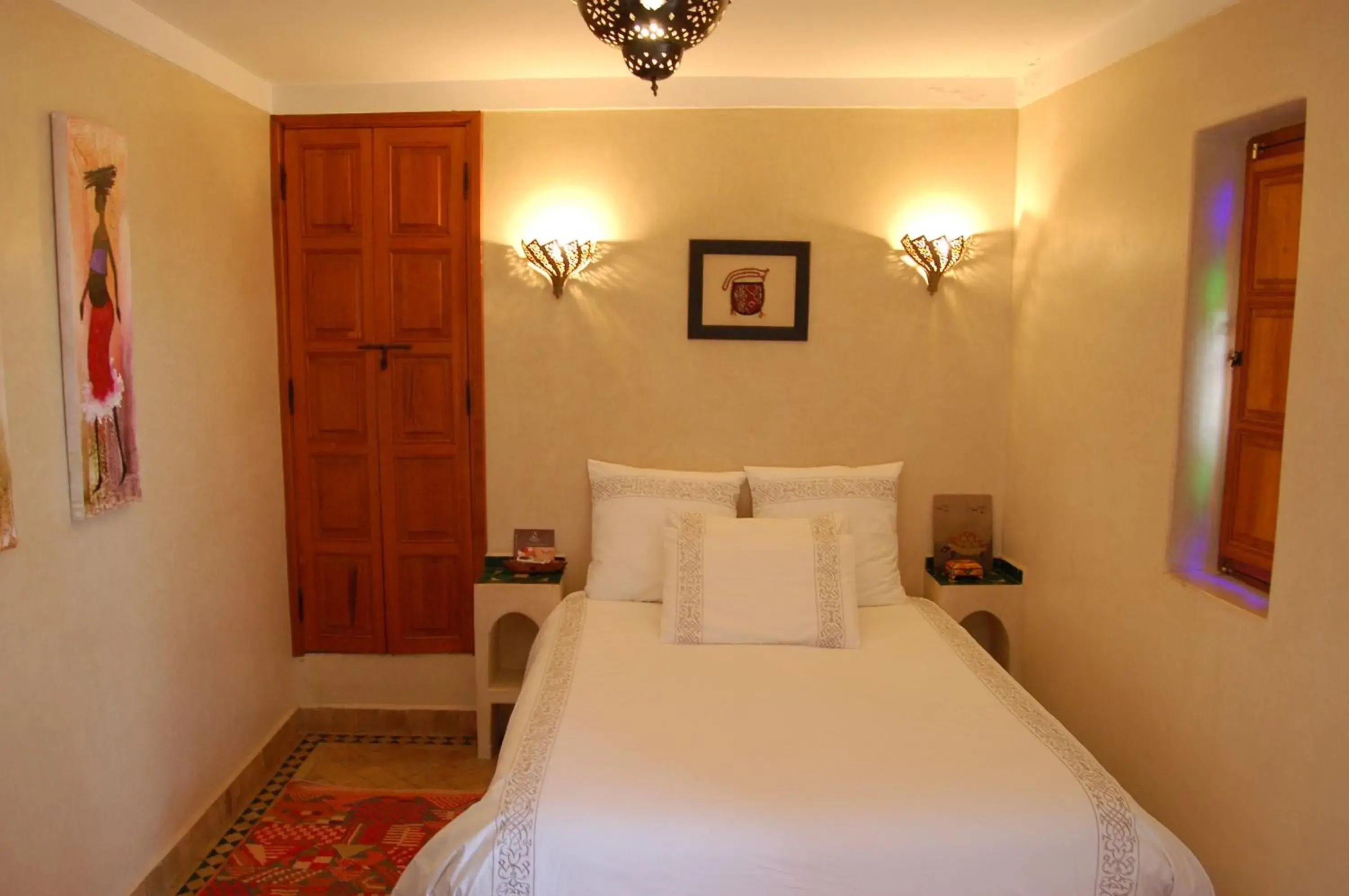 Photo of the whole room, Bed in Riad Les Trois Palmiers El Bacha