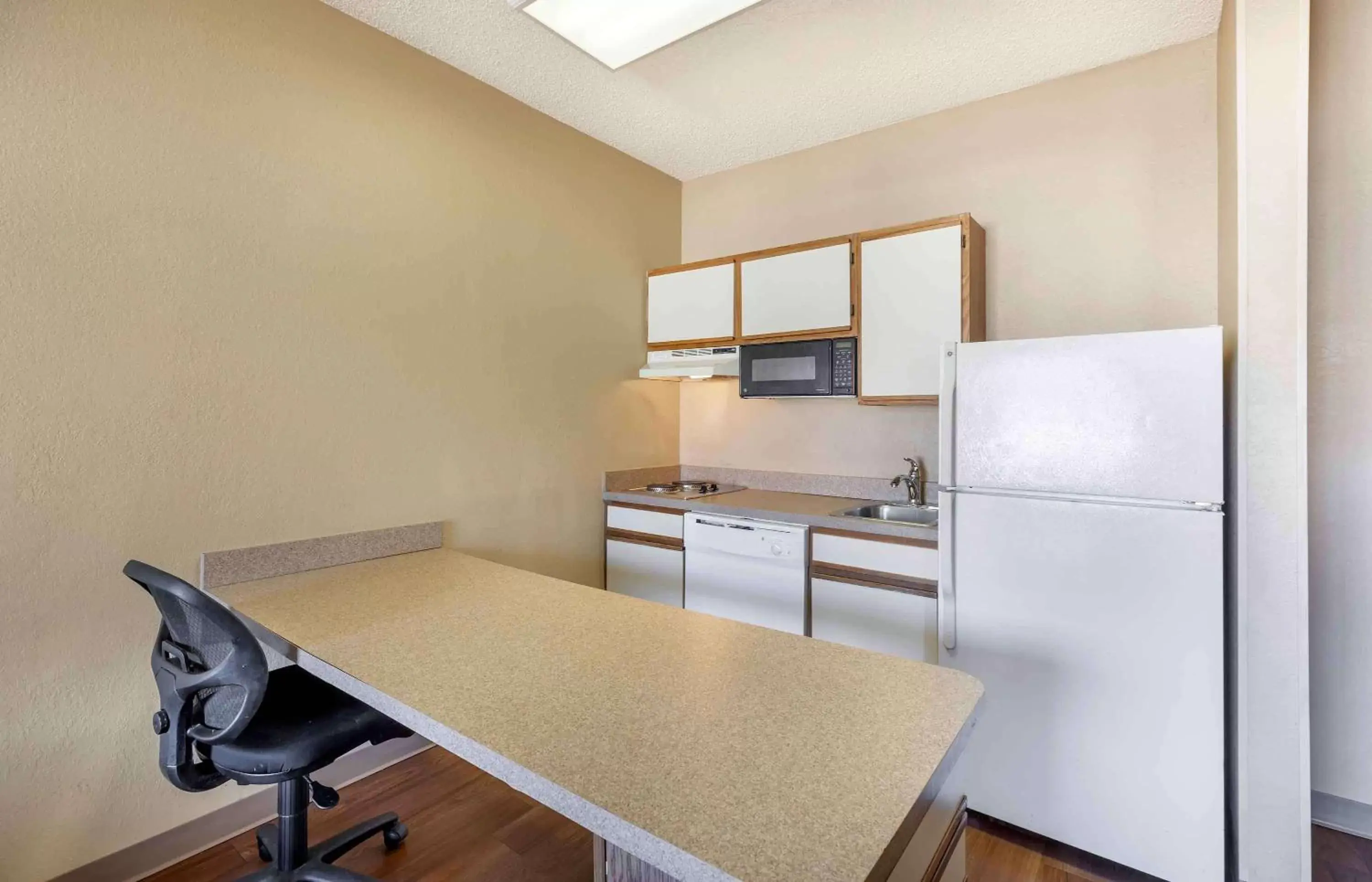 Bedroom, Kitchen/Kitchenette in Extended Stay America Suites - Denver - Tech Center South - Greenwood Village