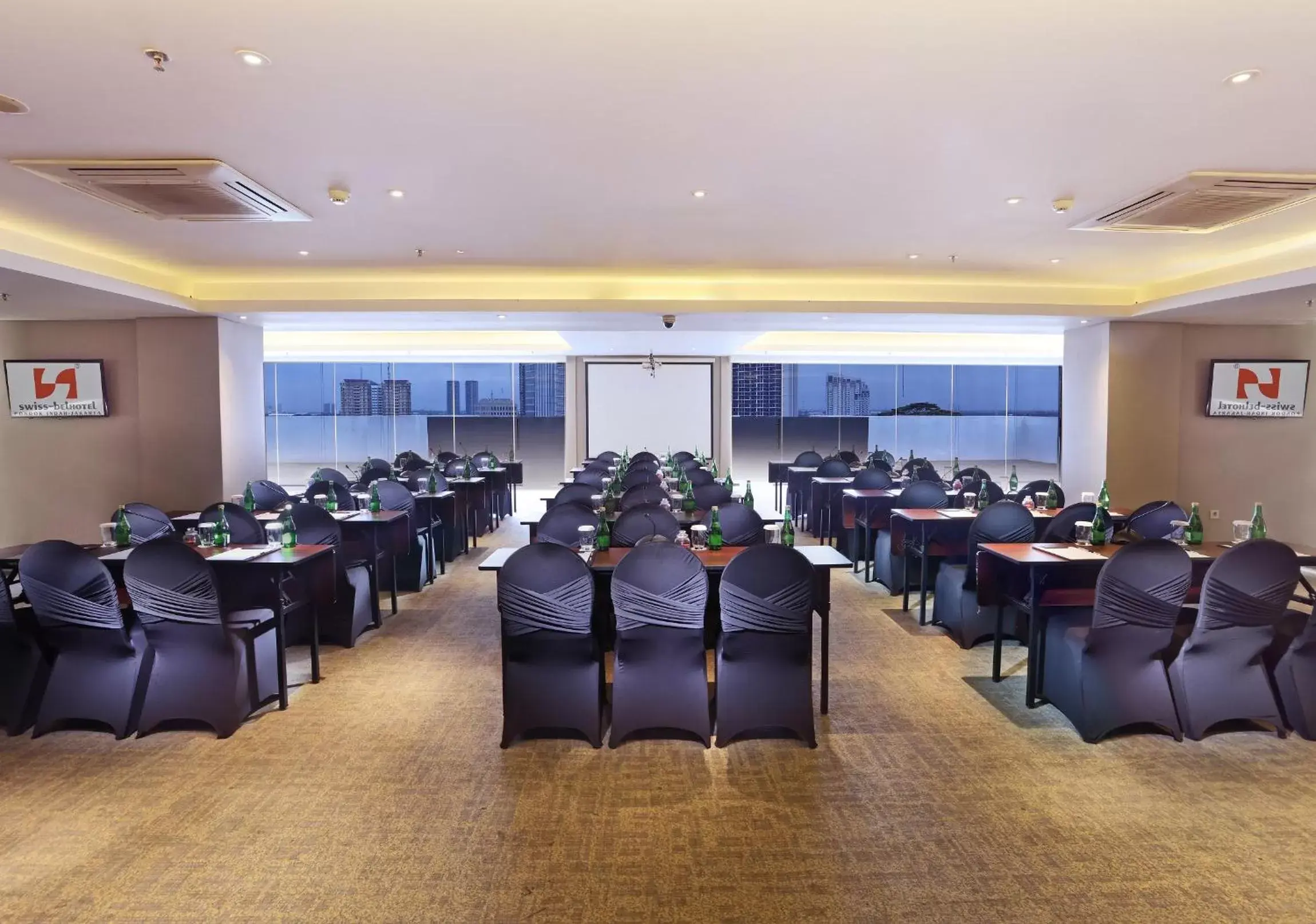 Meeting/conference room in Swiss-Belhotel Pondok Indah