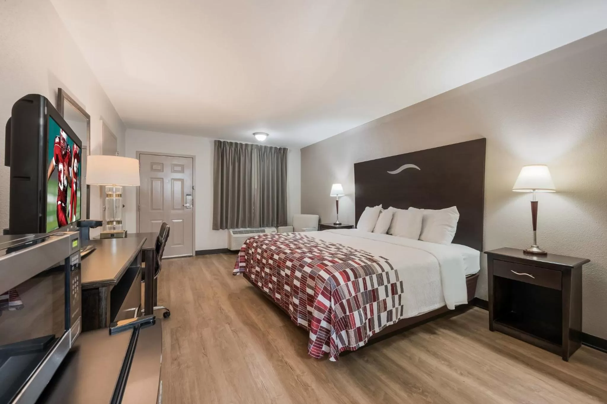 Photo of the whole room, Bed in Red Roof Inn College Station