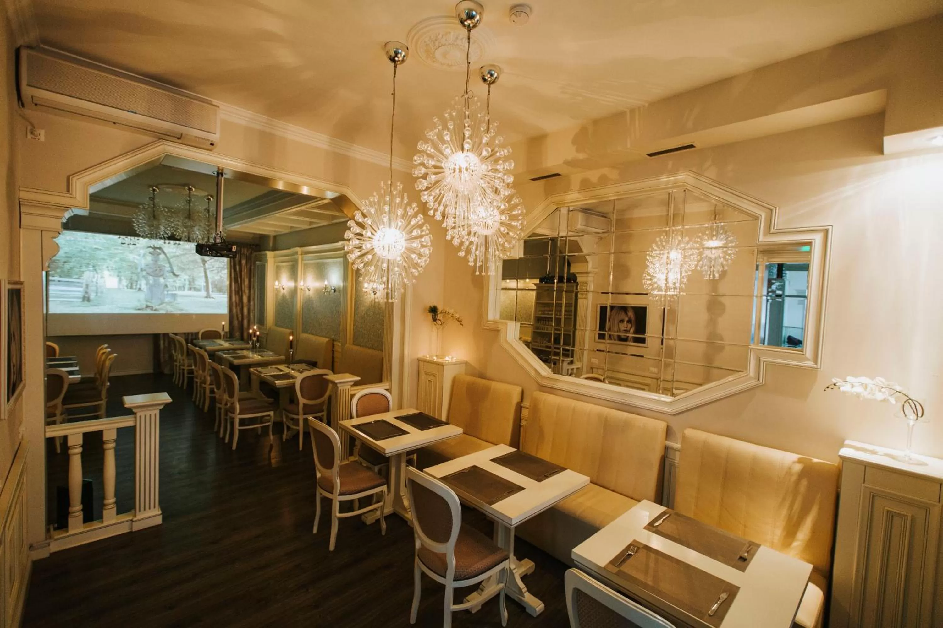 Restaurant/places to eat in Carol Boutique - Vila Cornelia