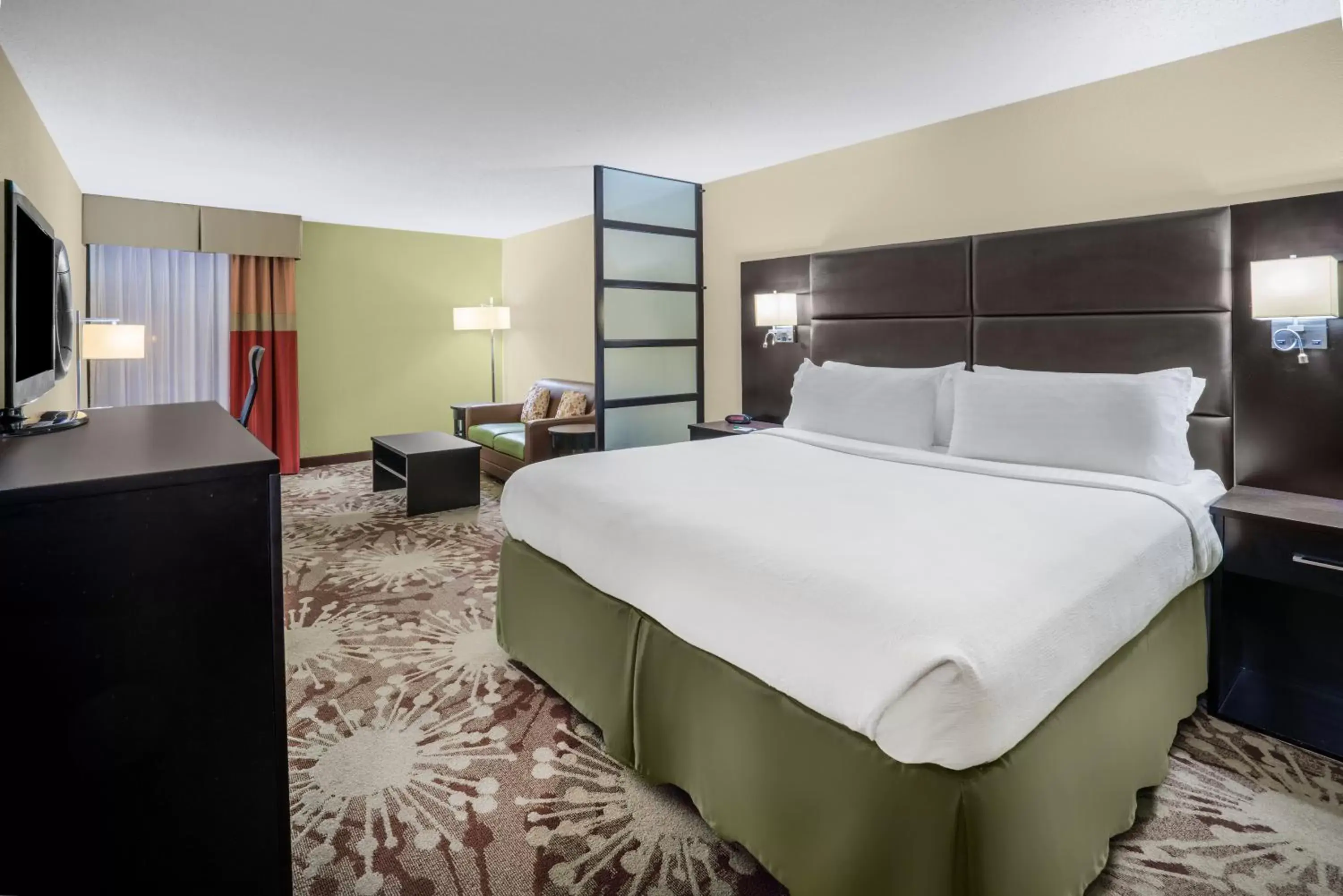 Bedroom, Bed in Holiday Inn Morgantown - Reading Area, an IHG Hotel