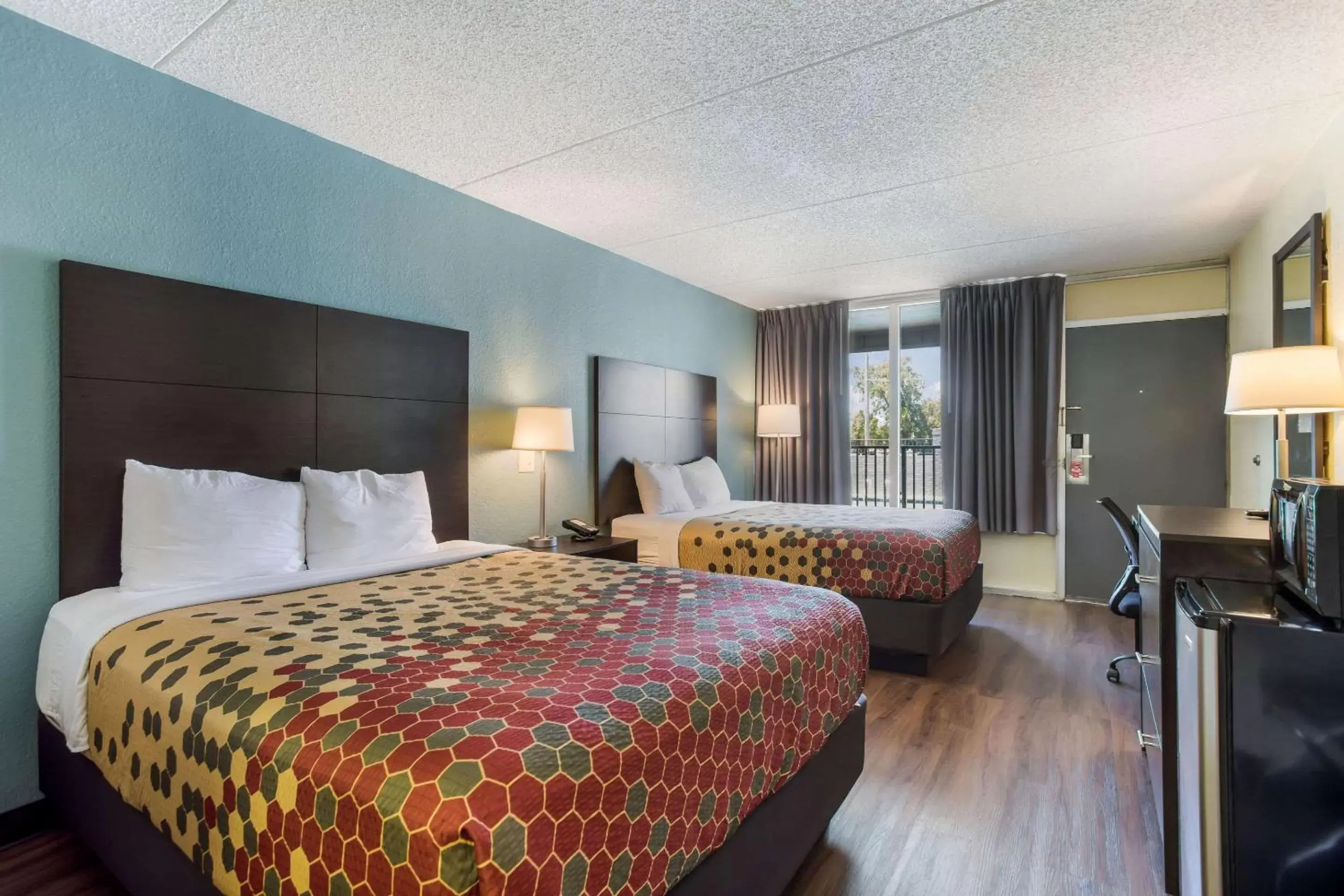 Photo of the whole room, Bed in Econo Lodge Gallatin - Metro Nashville