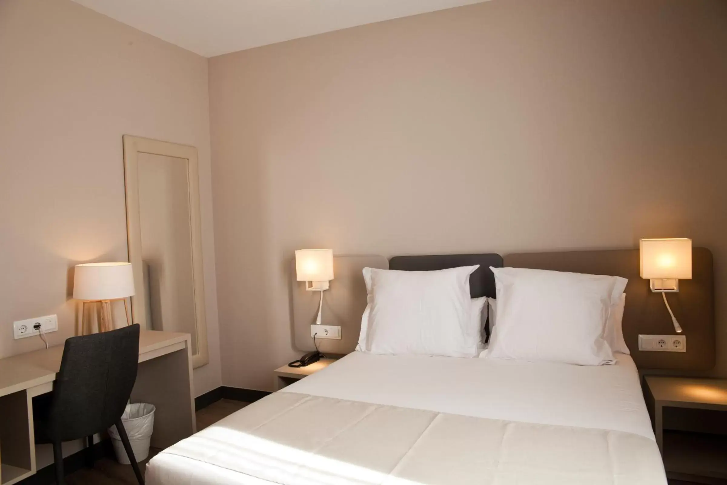 Bedroom, Bed in May Ramblas Hotel