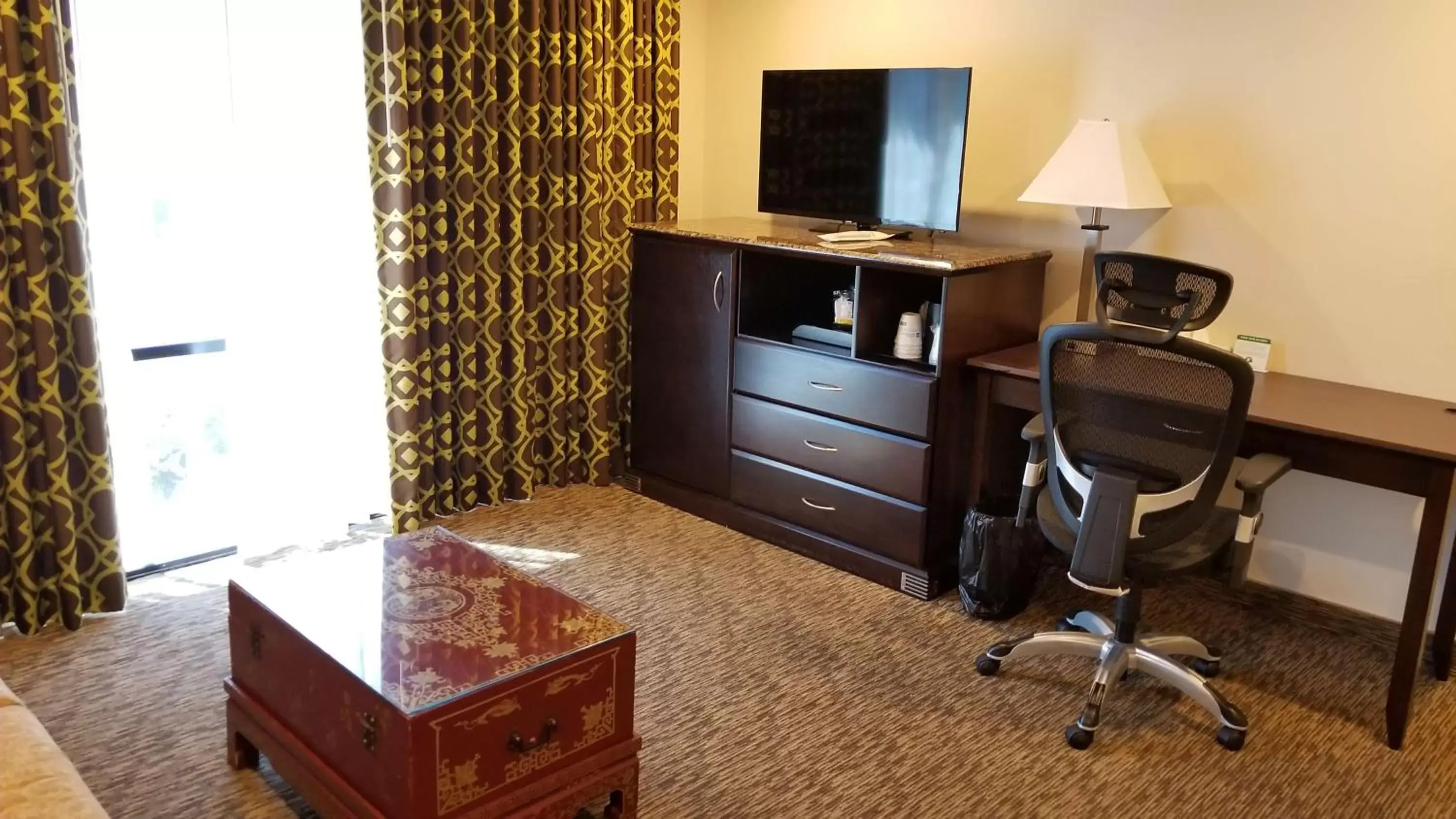 Photo of the whole room, TV/Entertainment Center in Best Western Plus Dragon Gate Inn