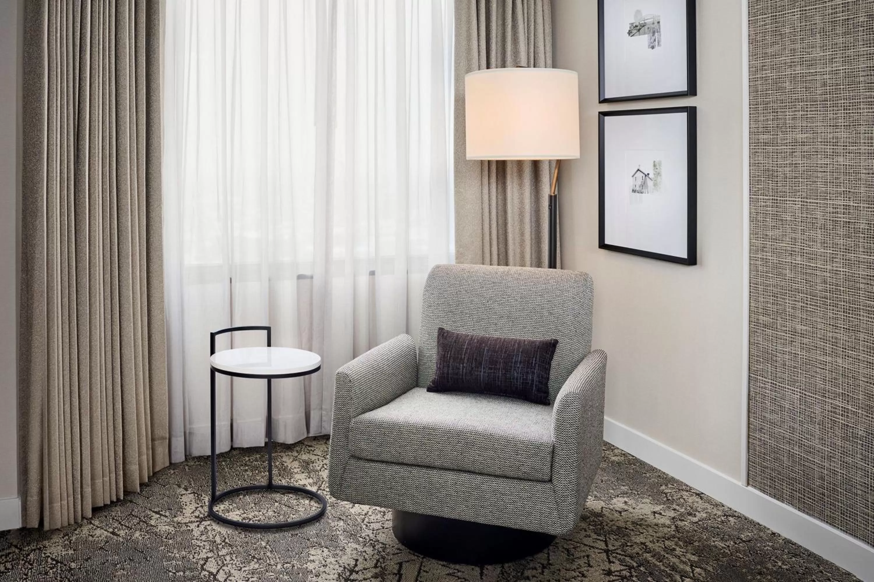 Living room in Sheraton Hamilton Hotel